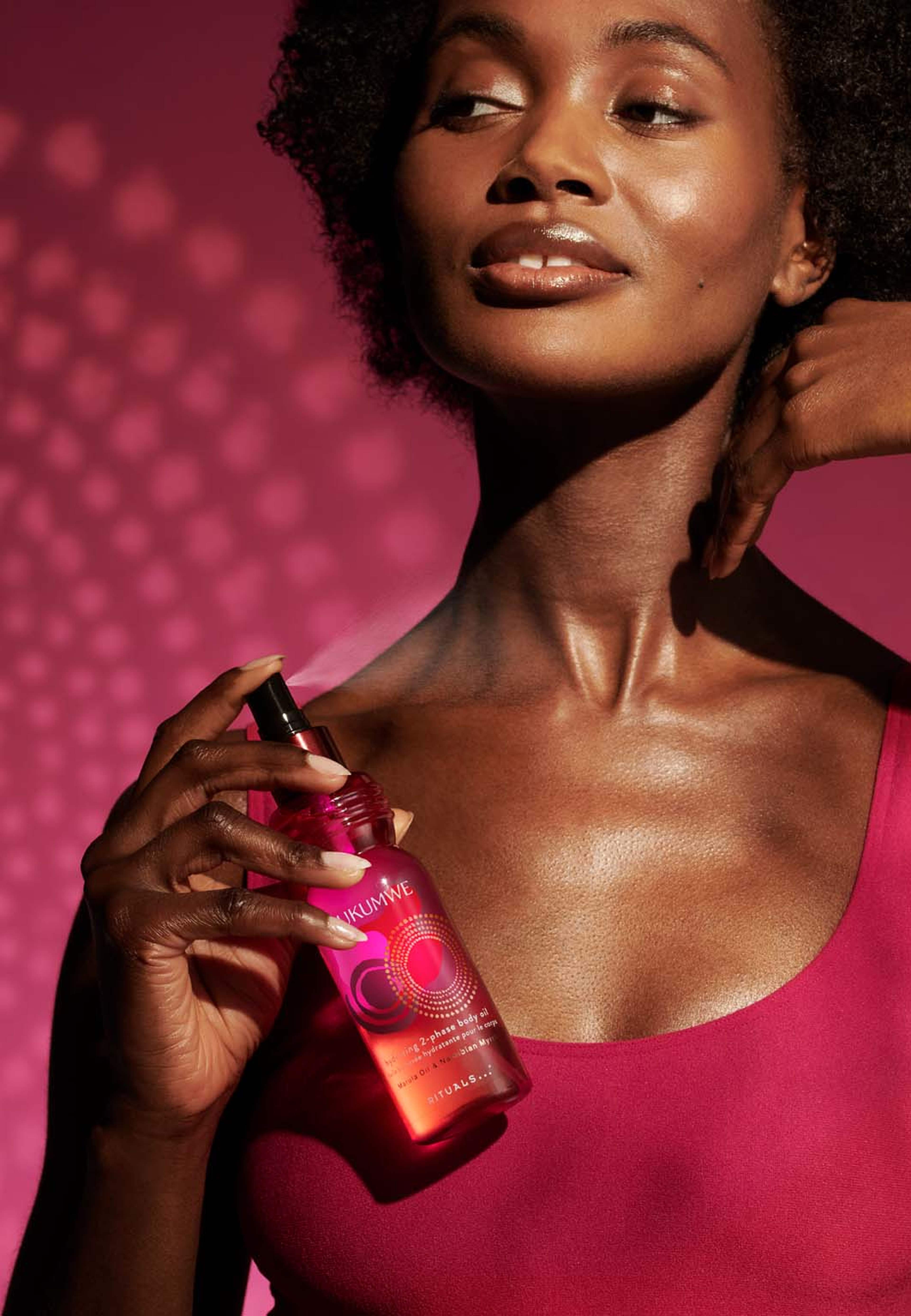 Uukumwe Collection Hydrating 2-phase Body Oil, från Rituals. Klicka för att öppna bilden i stort format