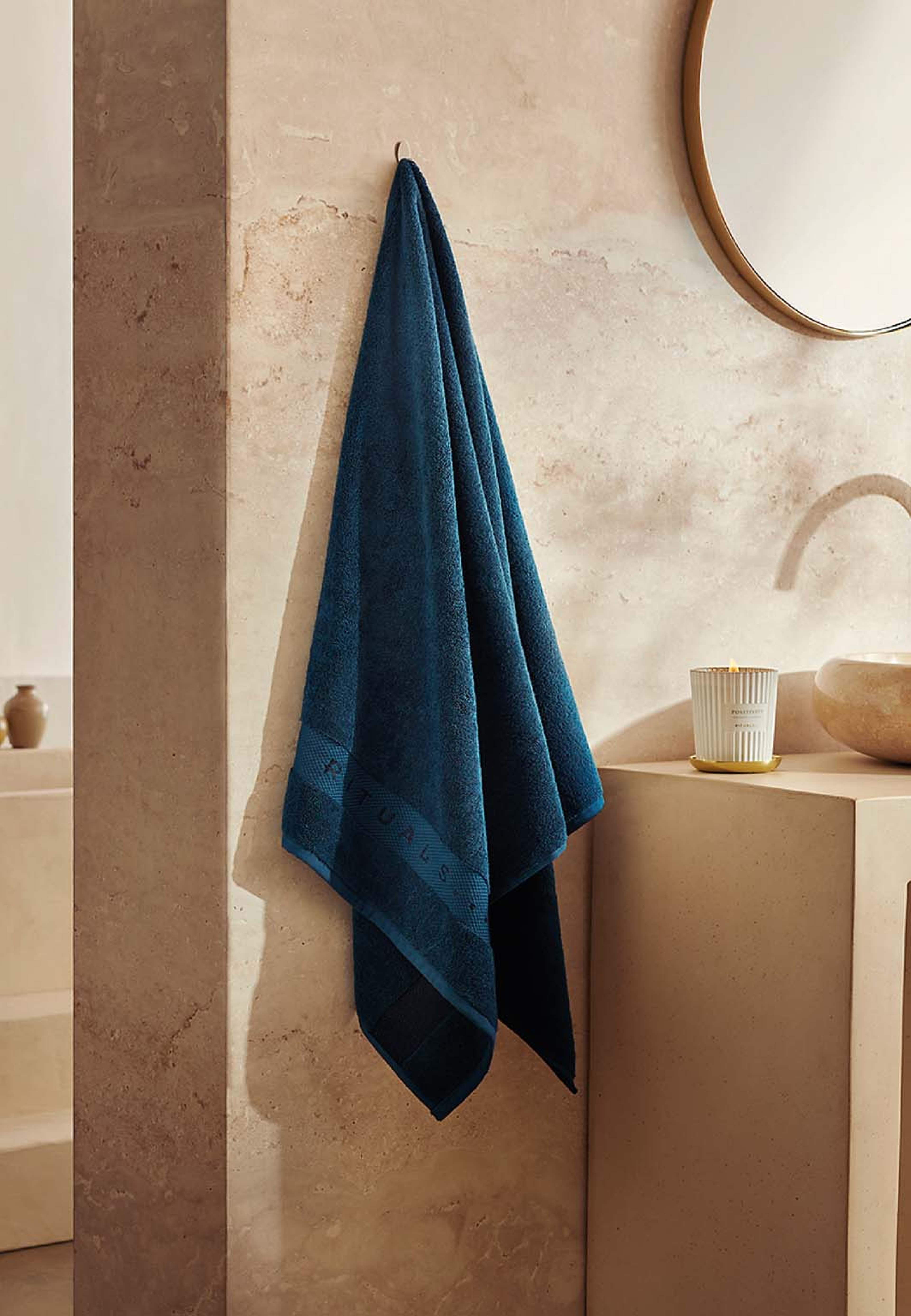 Super Soft Cotton Bath Towel, från Rituals, i färgen Peacock Blue. Klicka för att öppna bilden i stort format