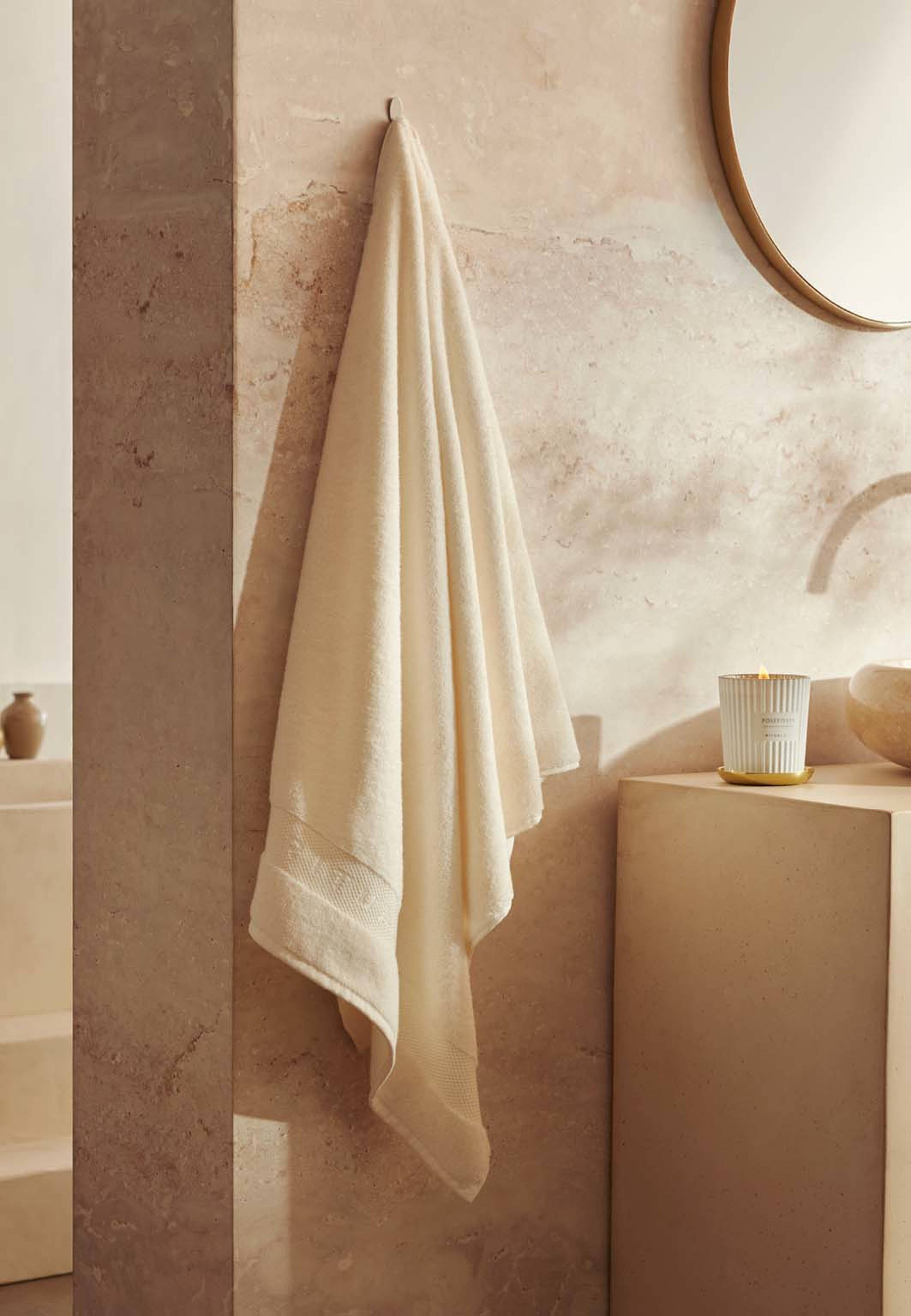 Super Soft Cotton Bath Towel, från Rituals, i färgen Vanilla White. Klicka för att öppna bilden i stort format