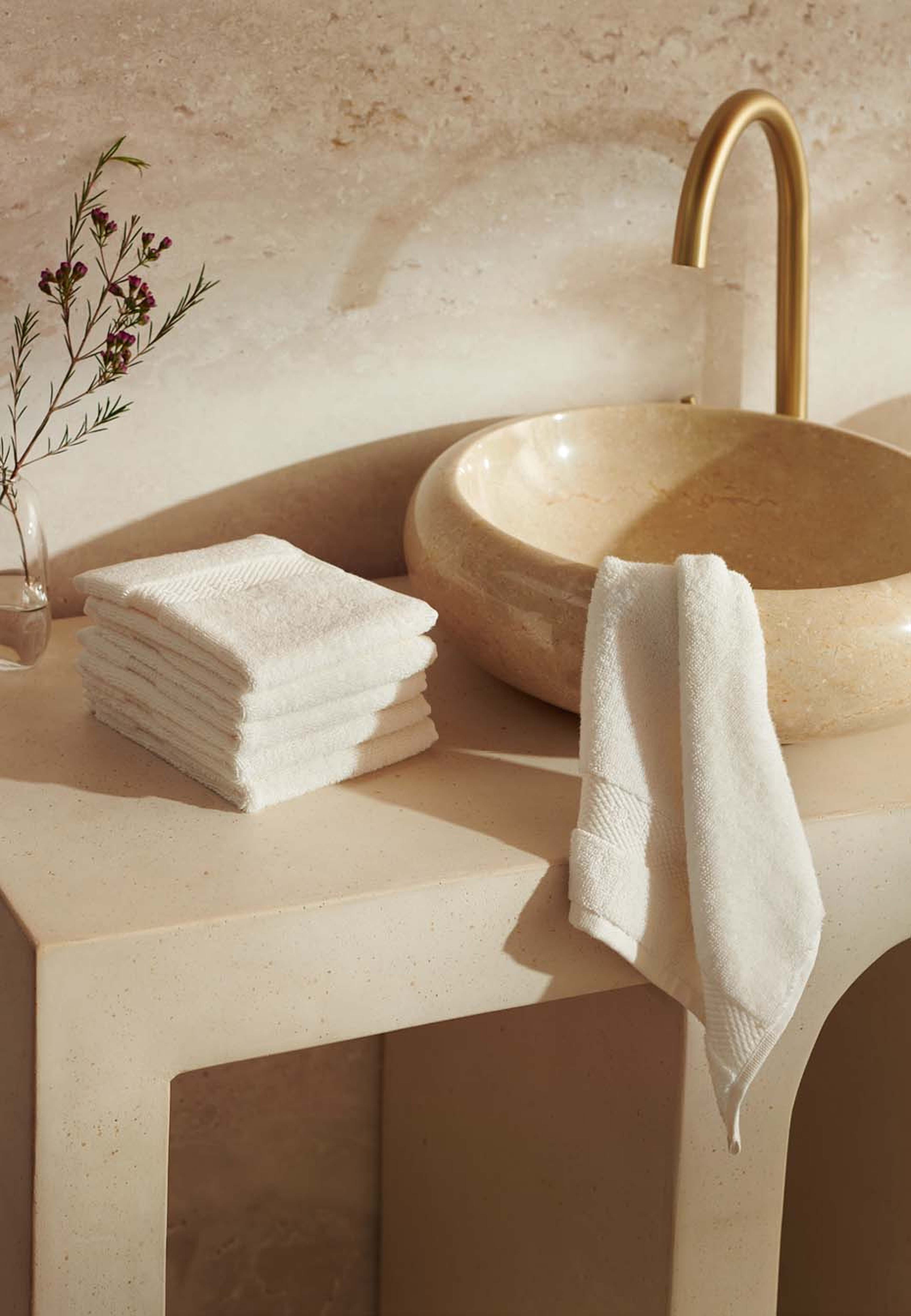 Super Soft Cotton Guest Towel, från Rituals, i färgen Vanilla White. Klicka för att öppna bilden i stort format