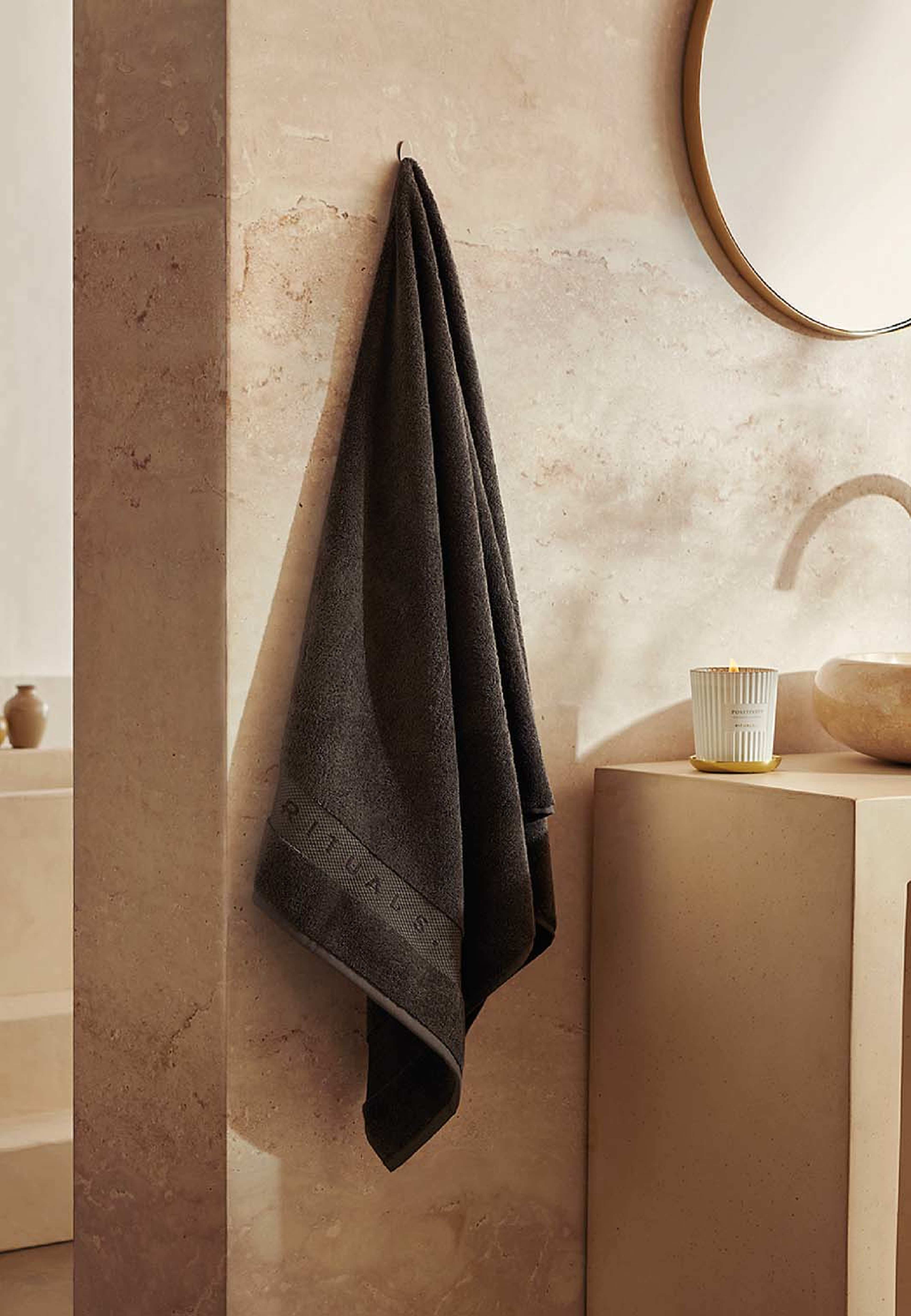 Super Soft Cotton Bath Towel, från Rituals, i färgen Graphite Grey. Klicka för att öppna bilden i stort format