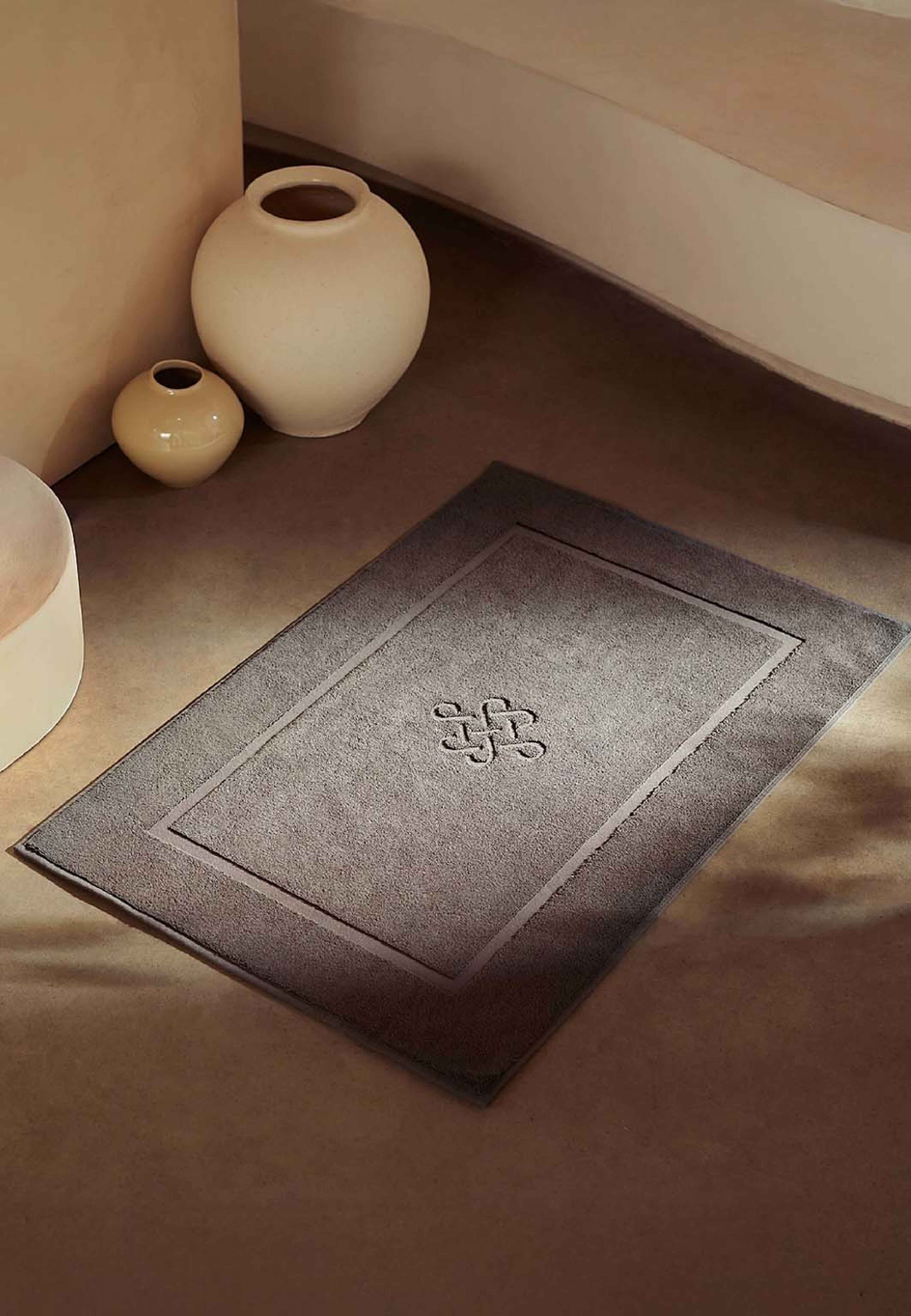 Super Smooth Cotton Bath Mat, från Rituals, i färgen Graphite Grey. Klicka för att öppna bilden i stort format