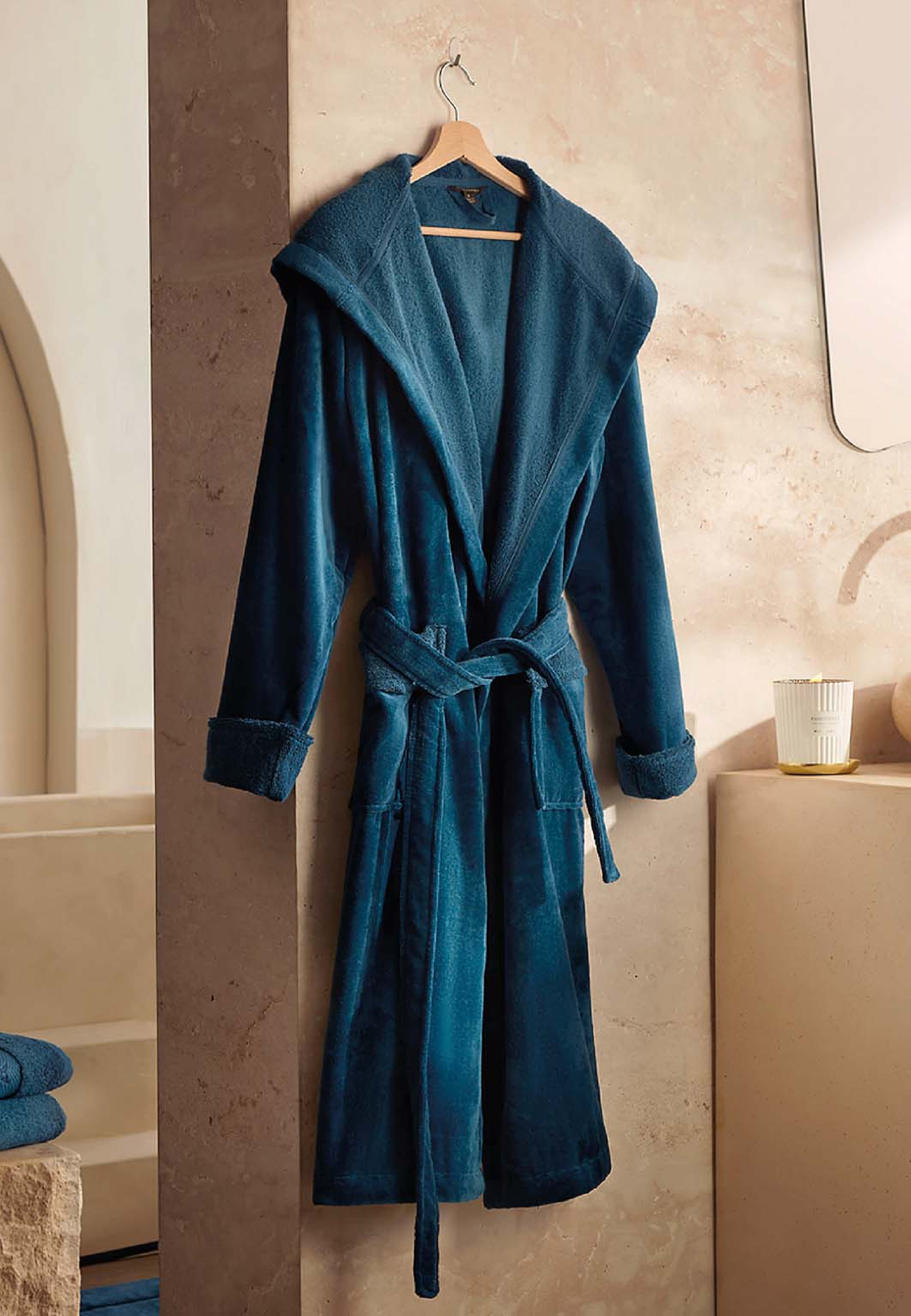 Super Soft Cotton Bathrobe Unisex, från Rituals, i färgen Peacock Blue. Klicka för att öppna bilden i stort format