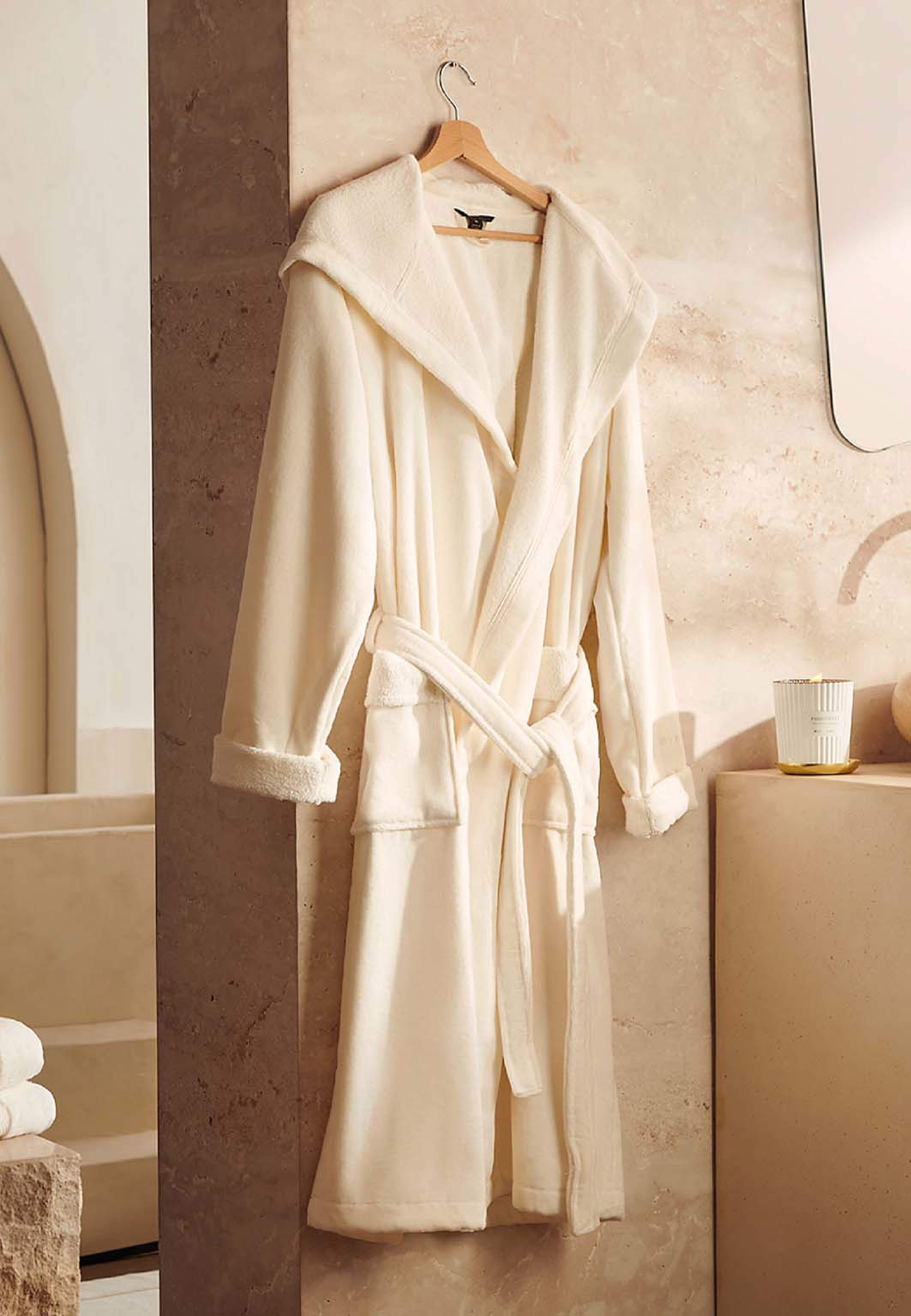 Super Soft Cotton Bathrobe Unisex, från Rituals, i färgen Vanilla White. Klicka för att öppna bilden i stort format