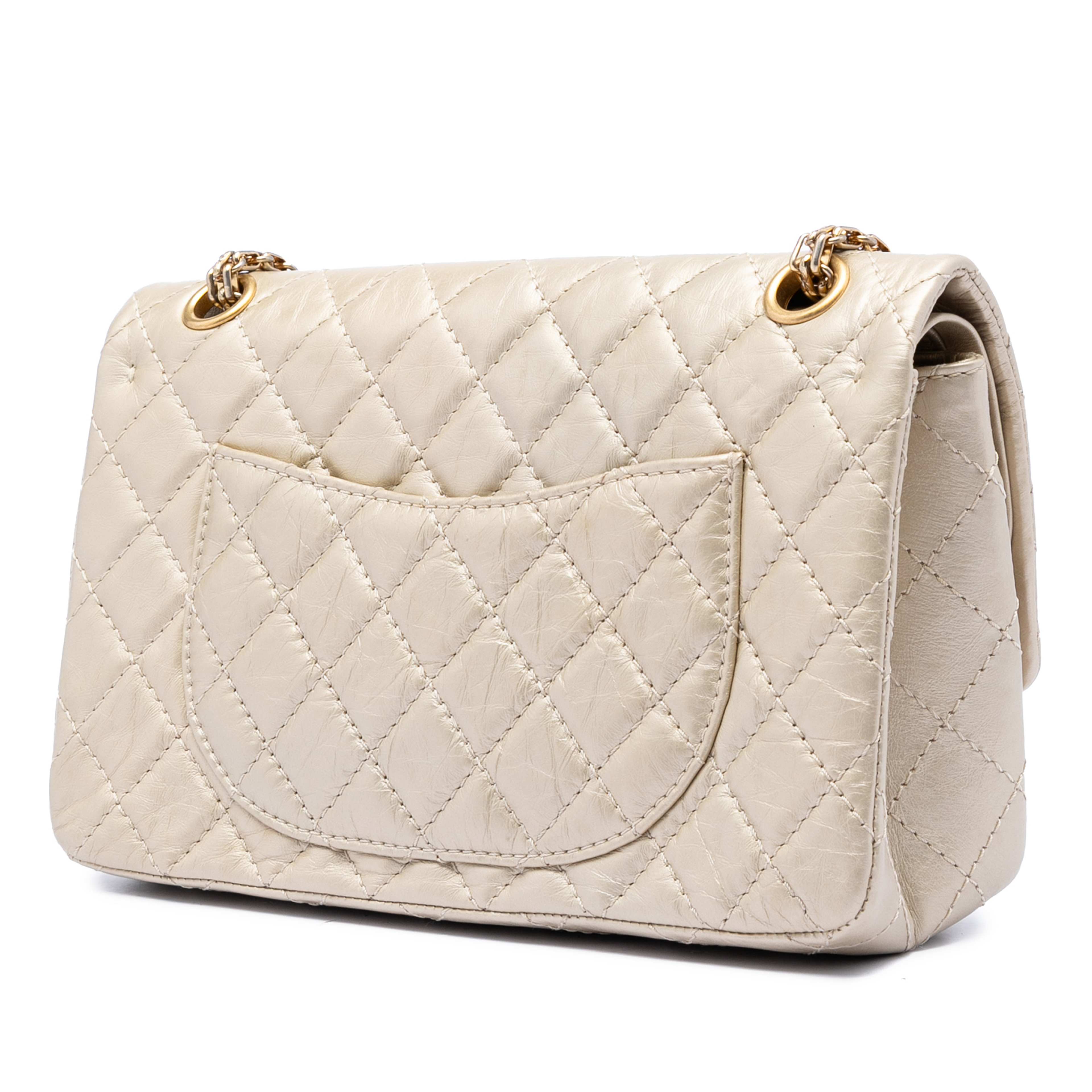 Chanel Quilted Metallic Aged Calfskin Reissue 2.55 Double Flap 225, från Luxclusif, i färgen light gold. Klicka för att öppna bilden i stort format