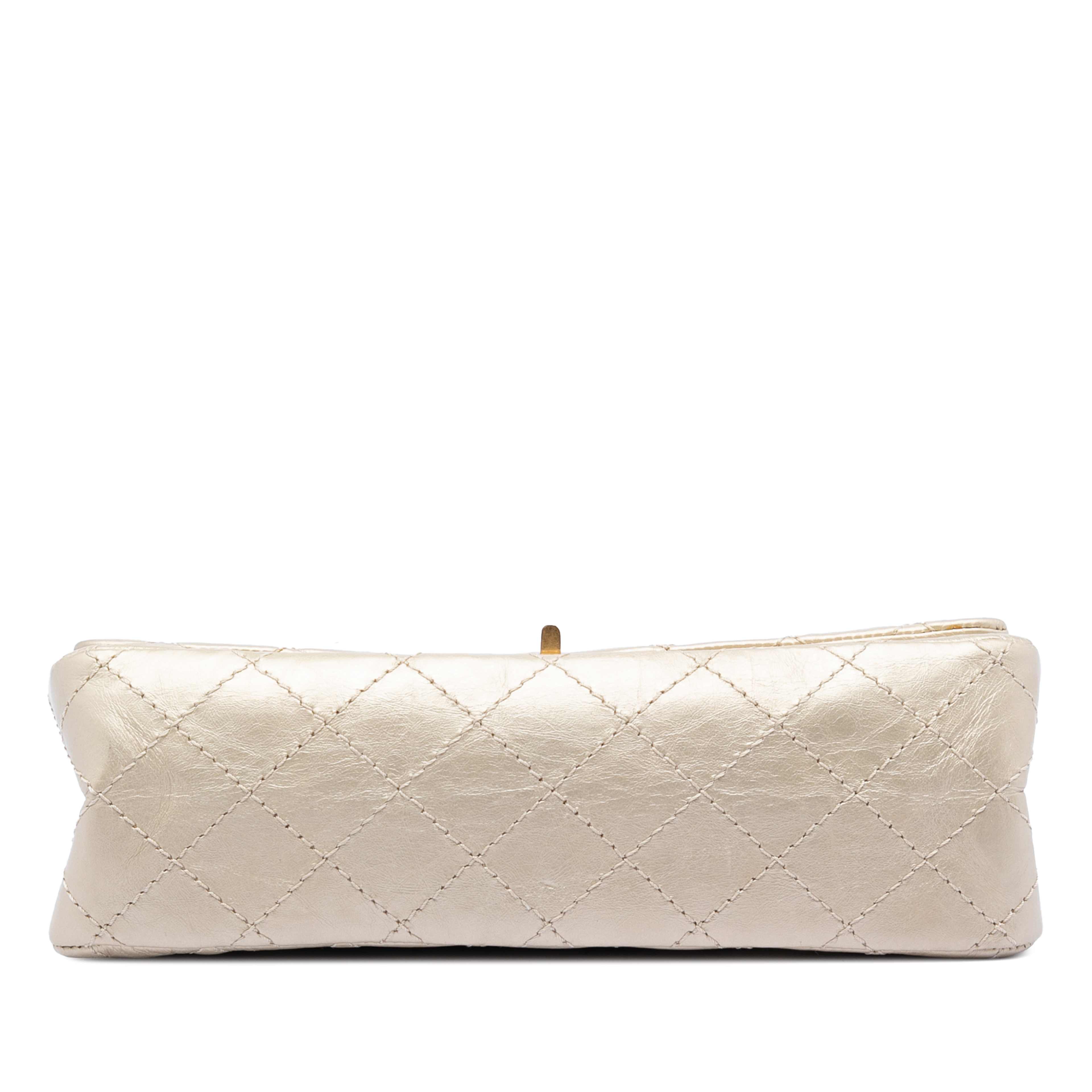 Chanel Quilted Metallic Aged Calfskin Reissue 2.55 Double Flap 225, från Luxclusif, i färgen light gold. Klicka för att öppna bilden i stort format