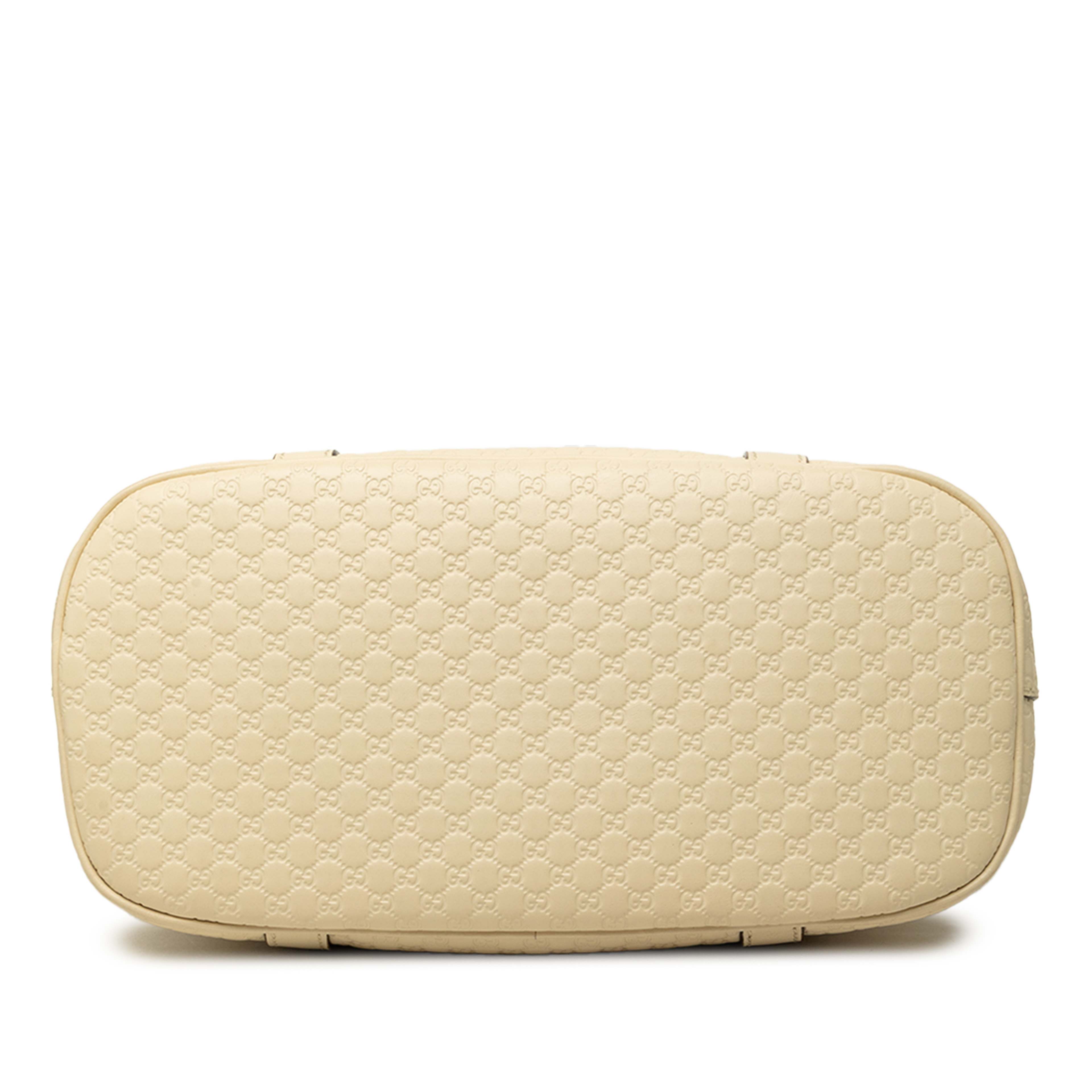 Gucci Medium Microguccissima Dome Satchel, från Luxclusif, i färgen vit. Klicka för att öppna bilden i stort format