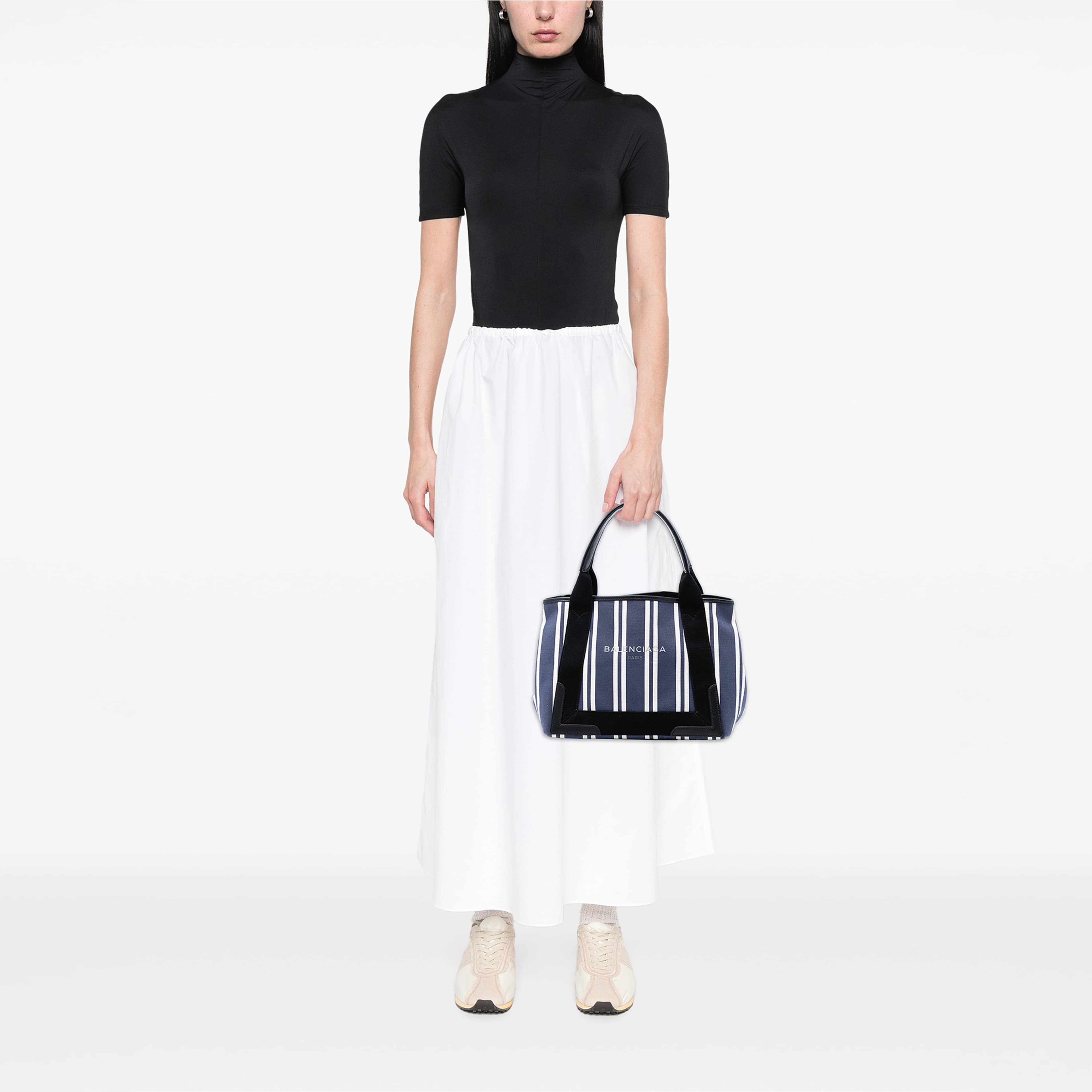 Balenciaga Canvas Striped Navy Cabas S, från Luxclusif, i färgen blå. Klicka för att öppna bilden i stort format