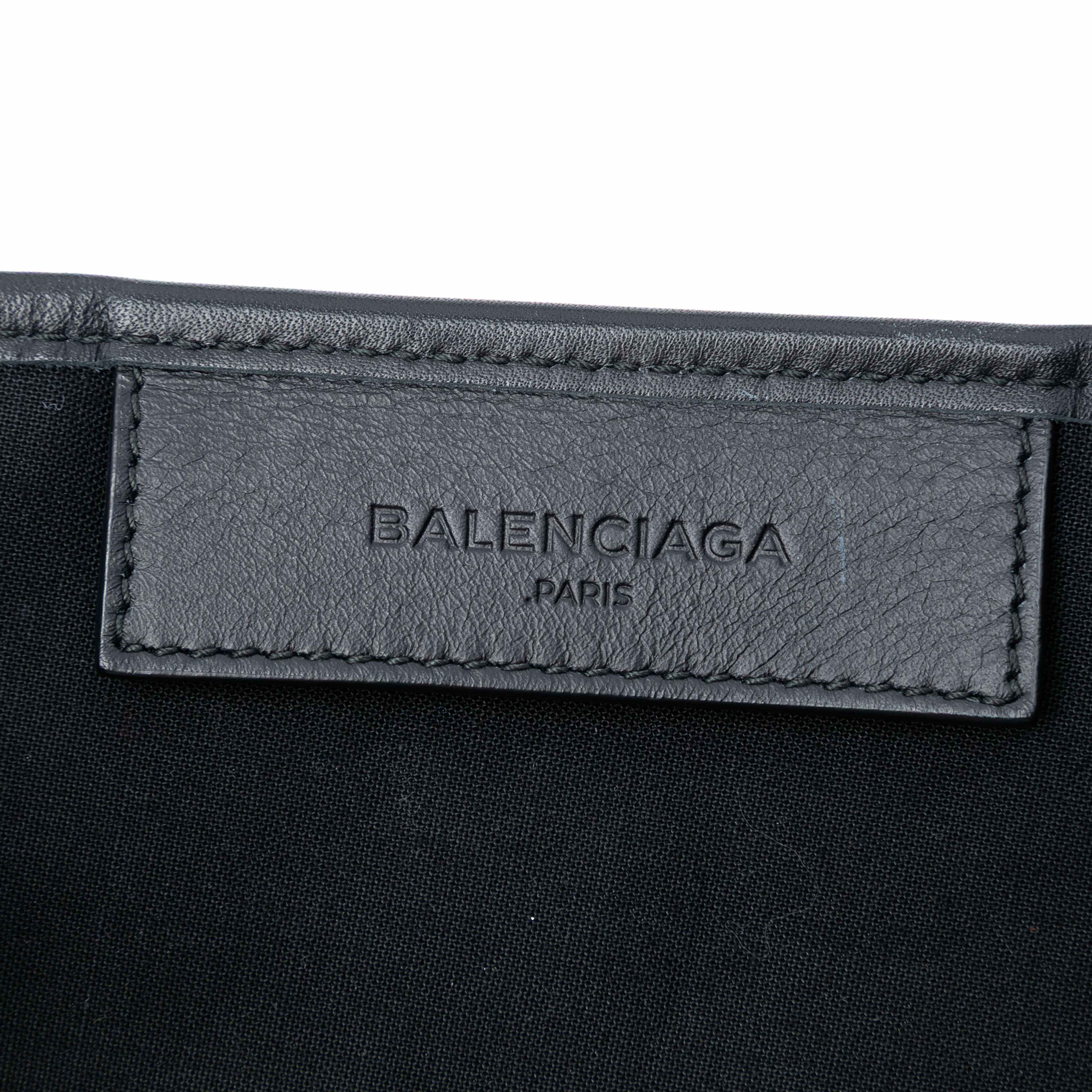 Balenciaga Canvas Striped Navy Cabas S, från Luxclusif, i färgen blue. Klicka för att öppna bilden i stort format