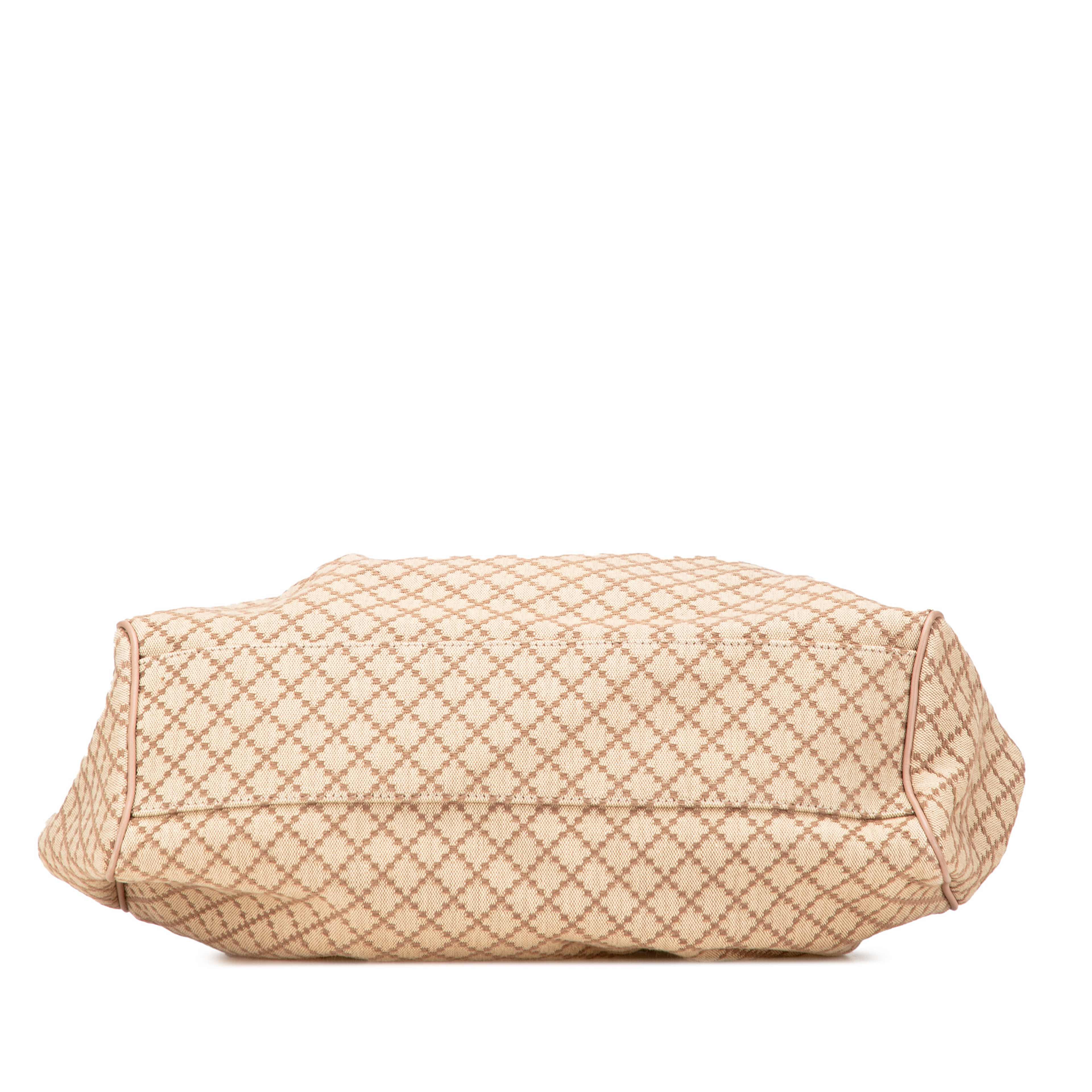 Gucci Medium Diamante Canvas Sukey Tote, från Luxclusif, i färgen beige. Klicka för att öppna bilden i stort format