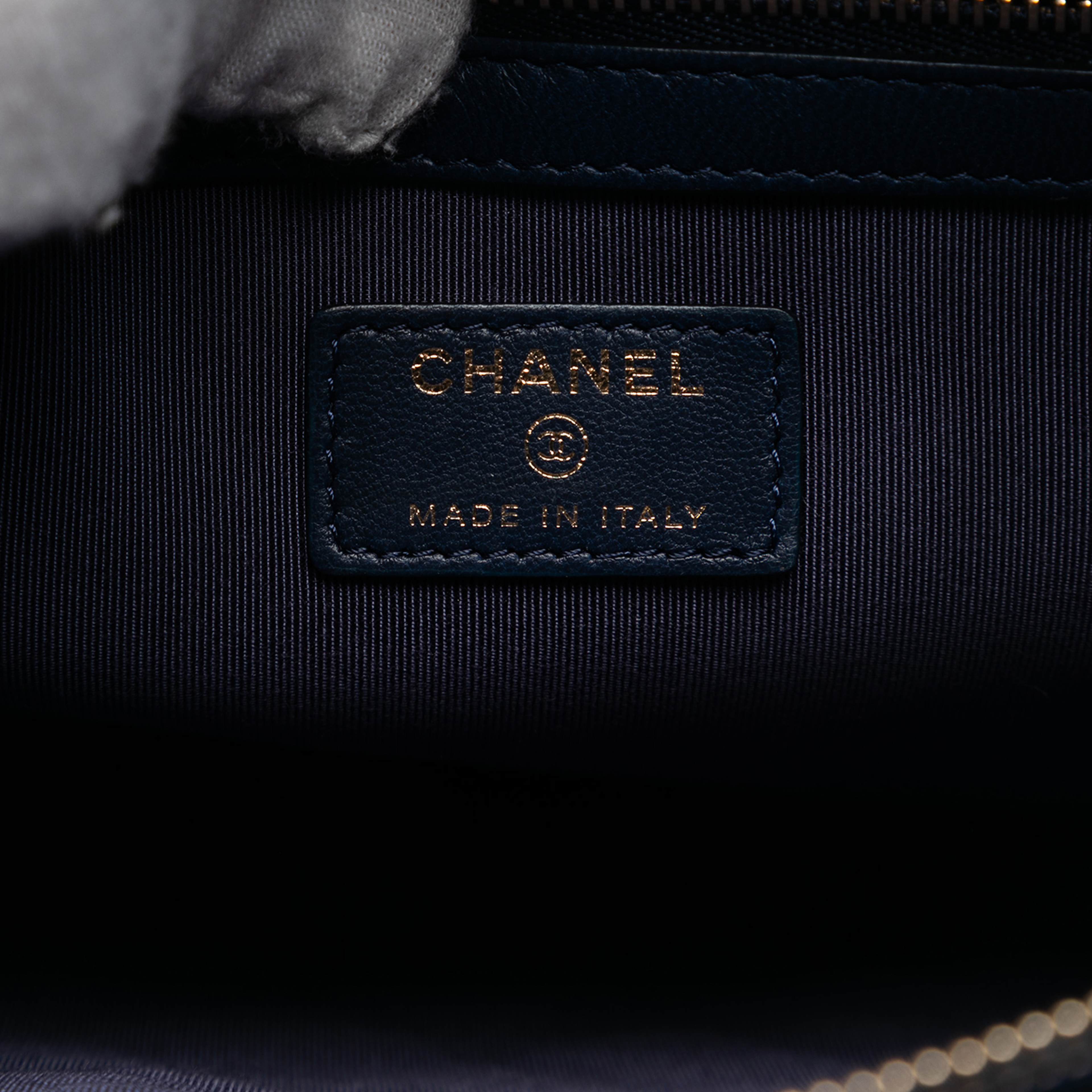 Chanel Large Quilted Lambskin O Case Clutch, från Luxclusif, i färgen navy. Klicka för att öppna bilden i stort format