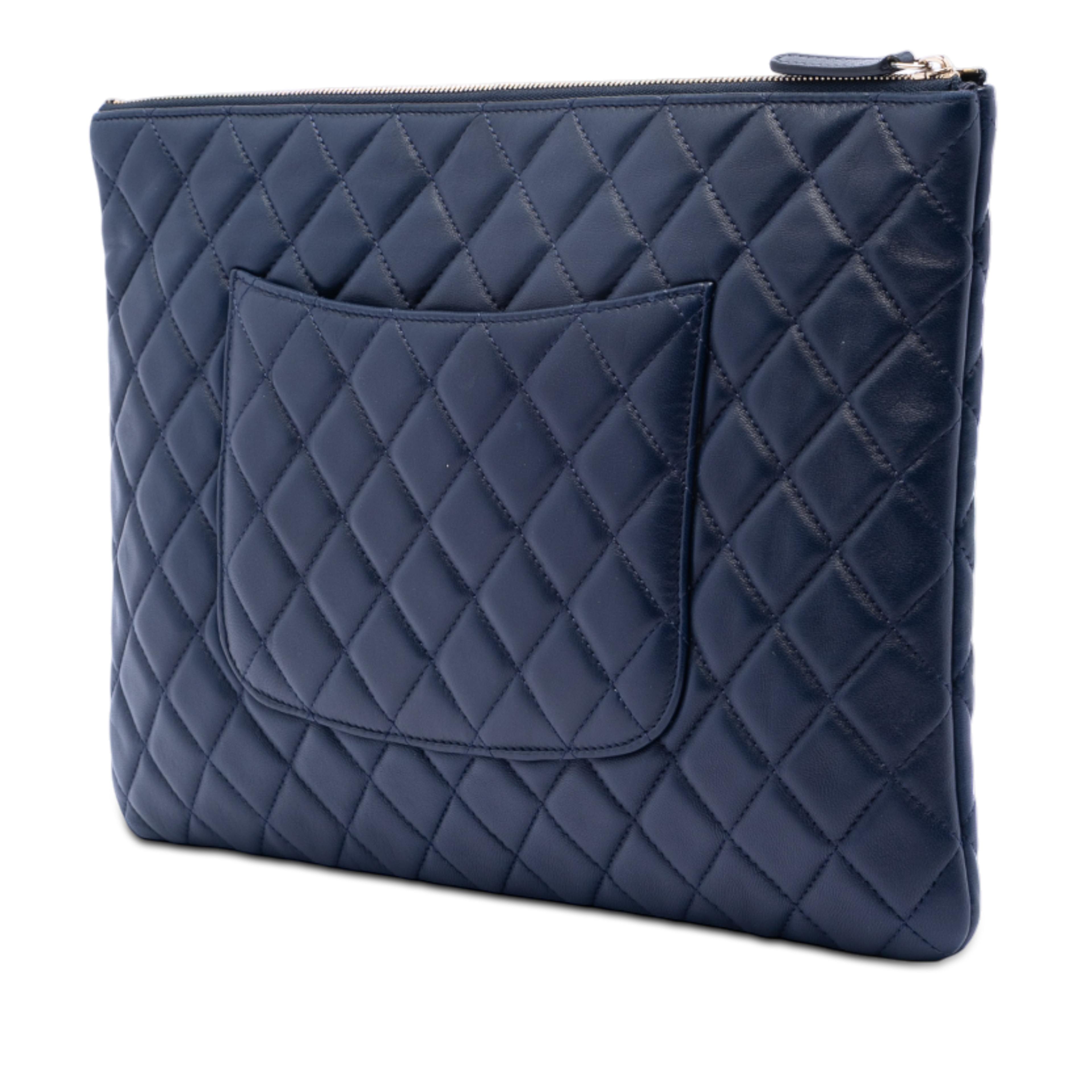 Chanel Large Quilted Lambskin O Case Clutch, från Luxclusif, i färgen navy. Klicka för att öppna bilden i stort format