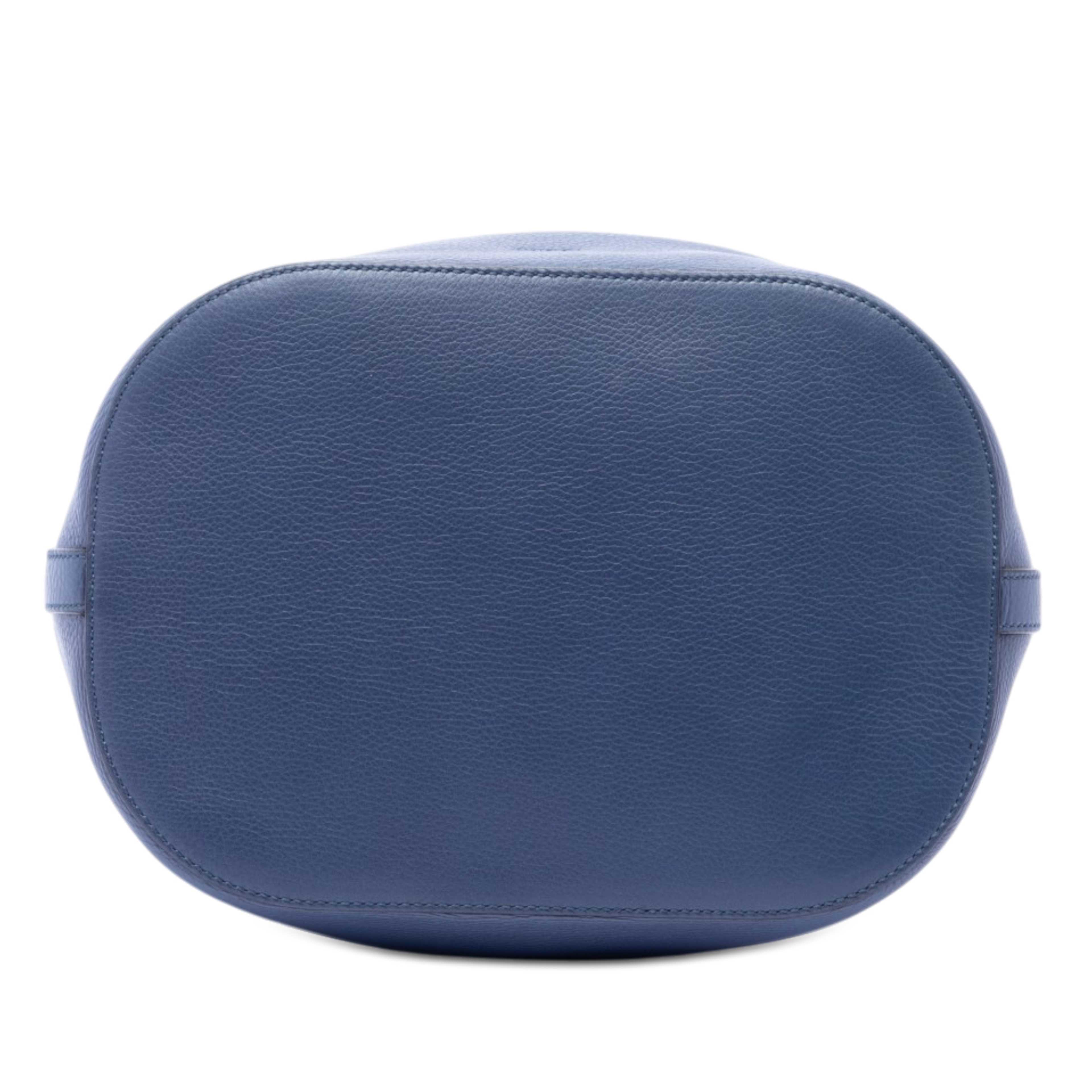 Gucci Pebbled Calfskin Miss Bamboo Tassel Bucket Bag, från Luxclusif, i färgen blue. Klicka för att öppna bilden i stort format