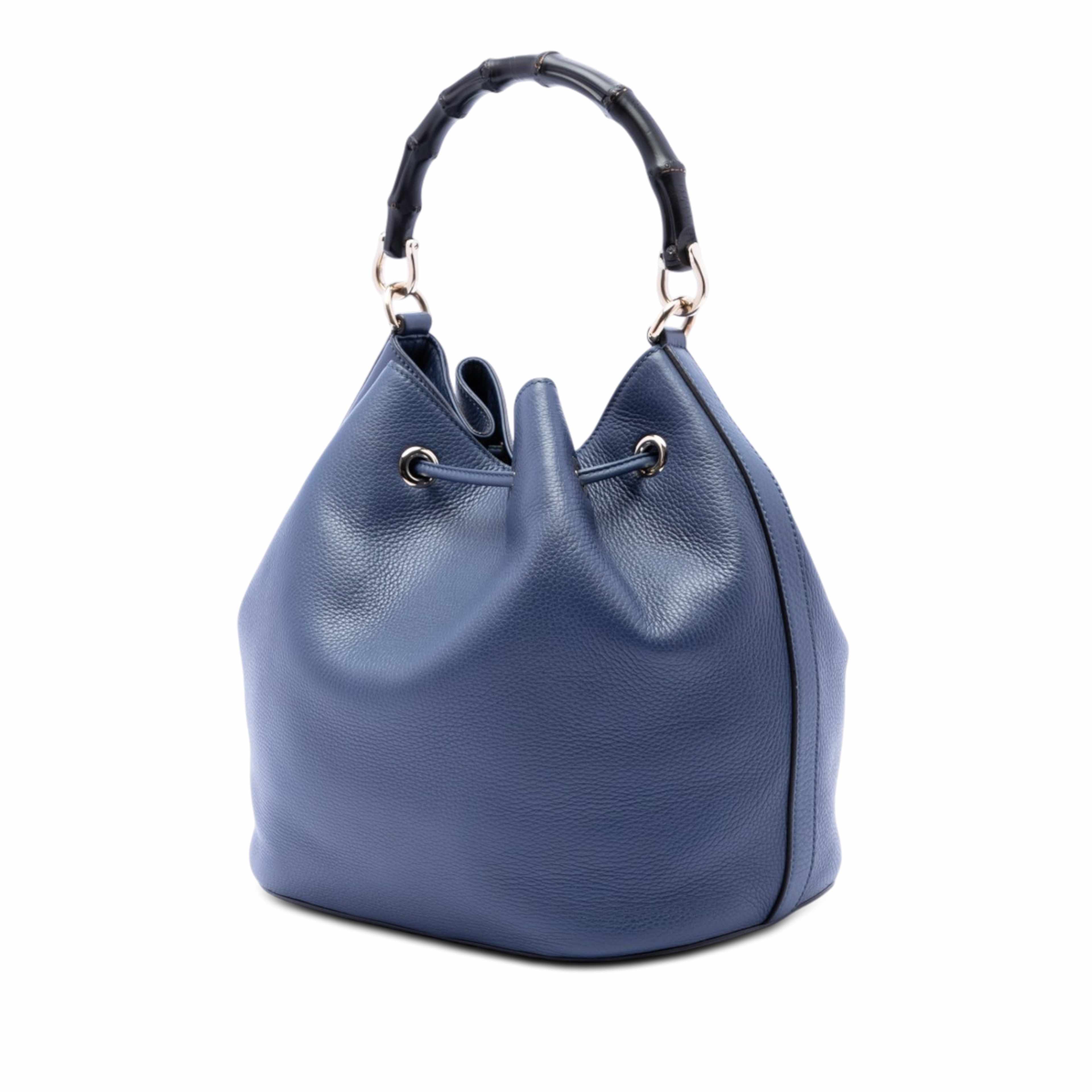 Gucci Pebbled Calfskin Miss Bamboo Tassel Bucket Bag, från Luxclusif, i färgen blå. Klicka för att öppna bilden i stort format
