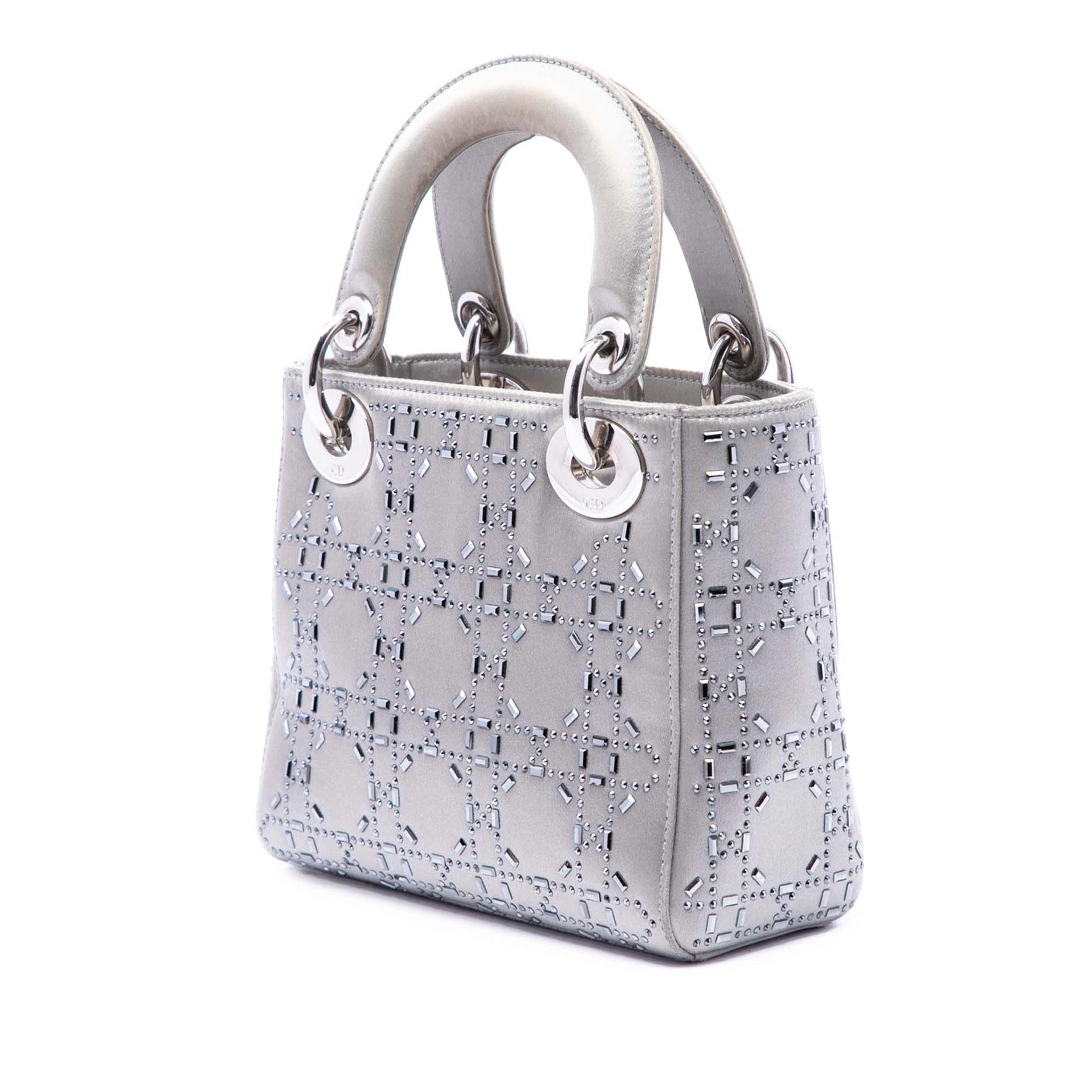 Dior Mini Satin Cannage Crystal Embellished Lady Dior, från Luxclusif, i färgen grå. Klicka för att öppna bilden i stort format