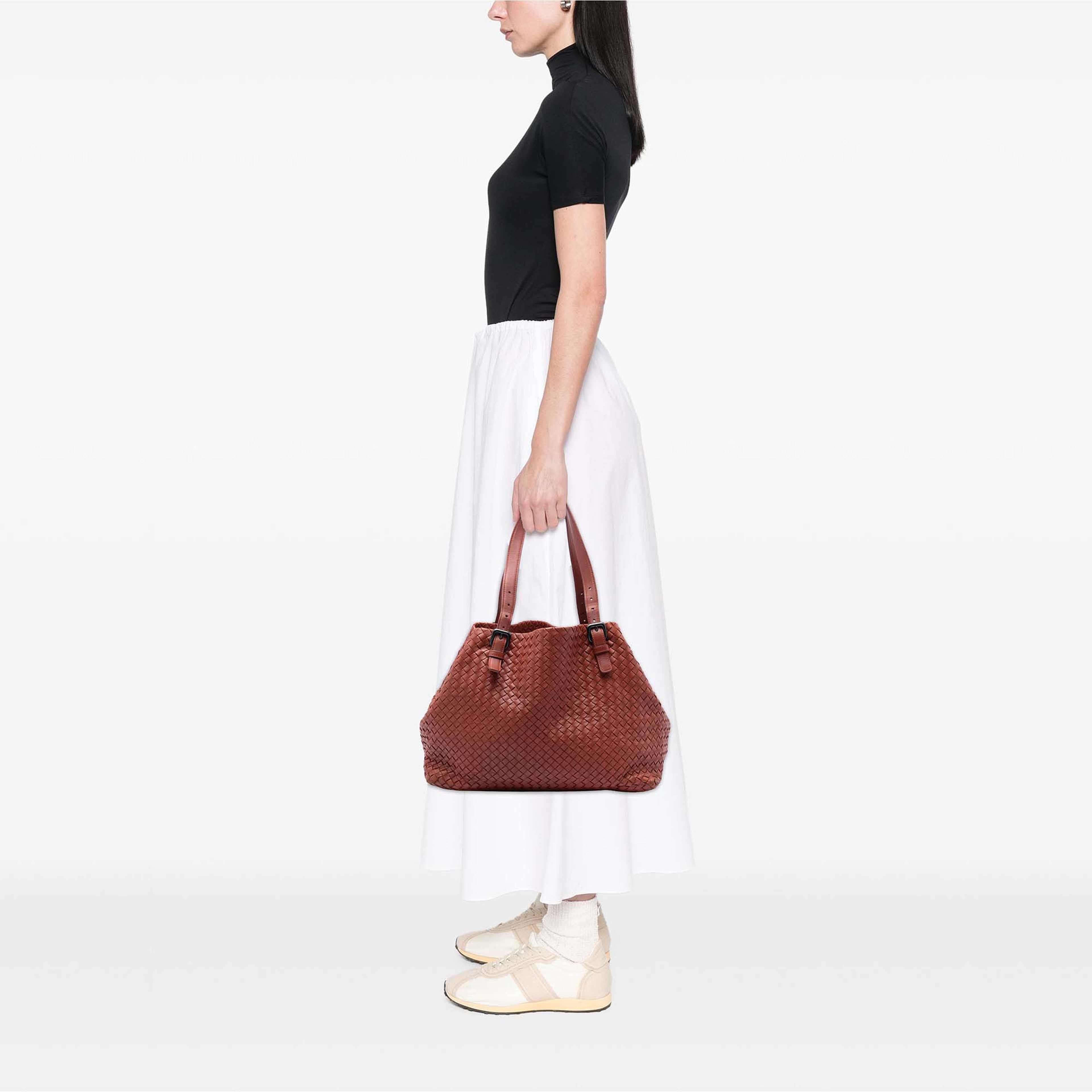 Bottega Veneta Large Nappa Intrecciato Cesta Tote, från Luxclusif, i färgen brick. Klicka för att öppna bilden i stort format