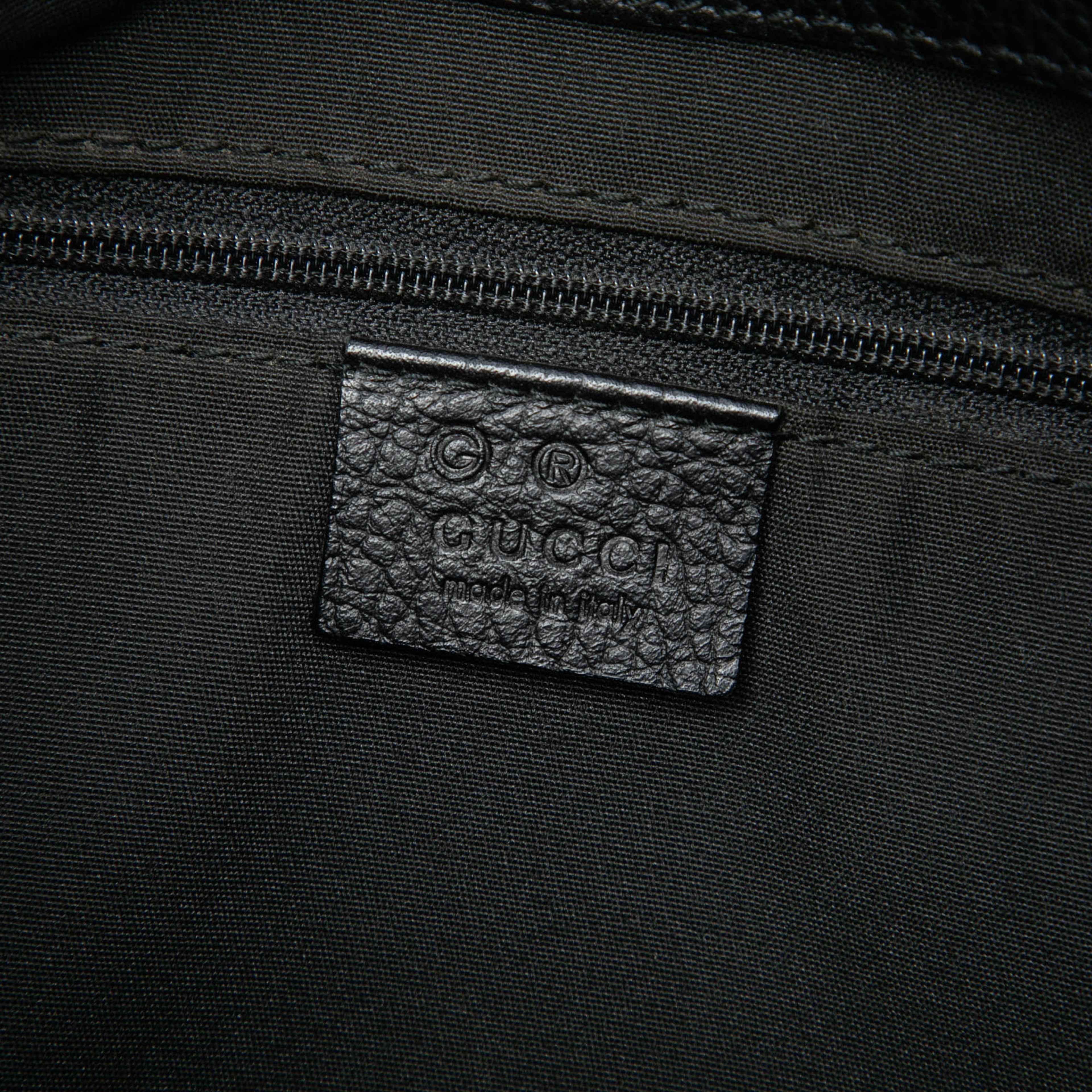 Gucci Gg Canvas Hobo, från Luxclusif, i färgen röd. Klicka för att öppna bilden i stort format