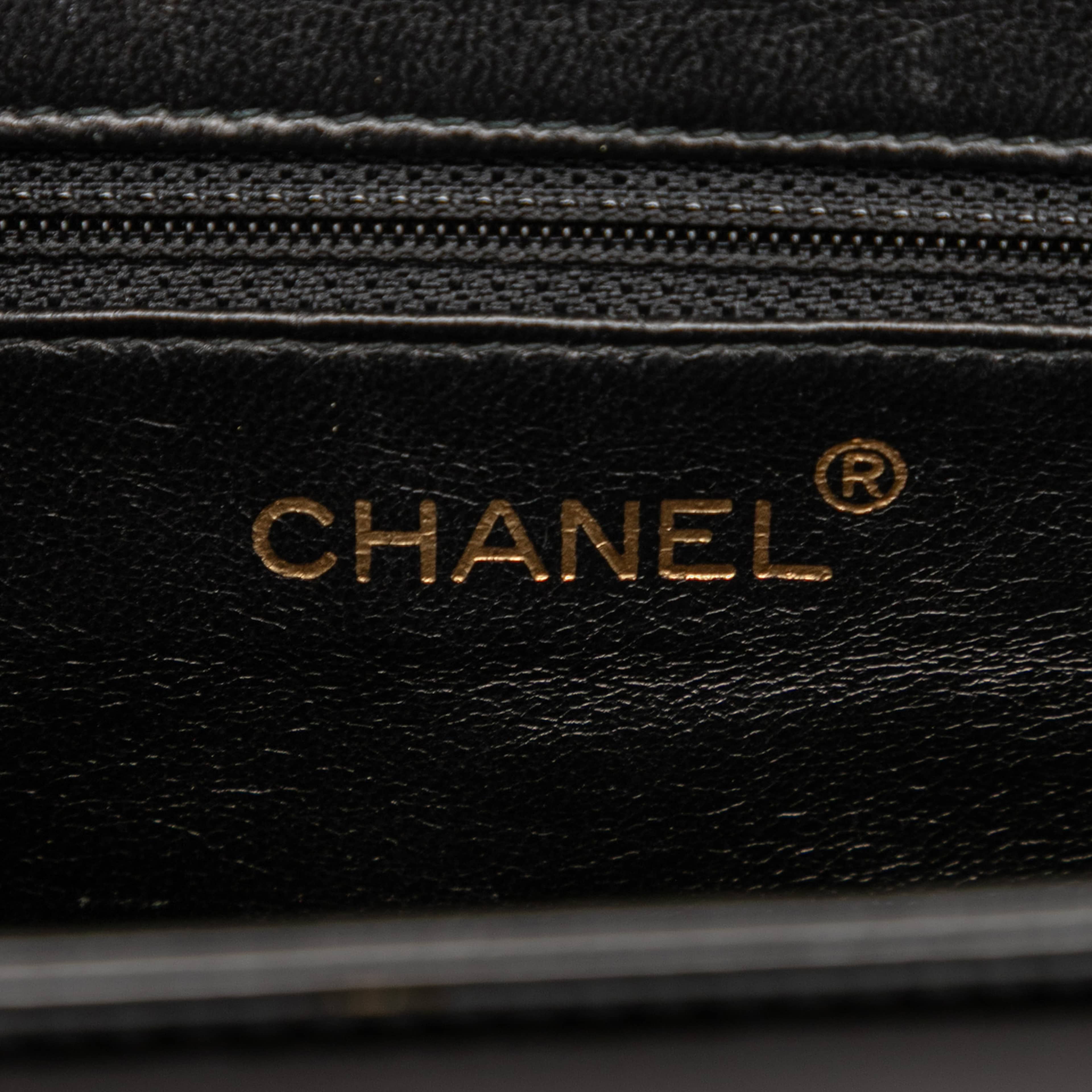 Chanel Cc Patent Kelly Top Handle Flap, från Luxclusif, i färgen black. Klicka för att öppna bilden i stort format