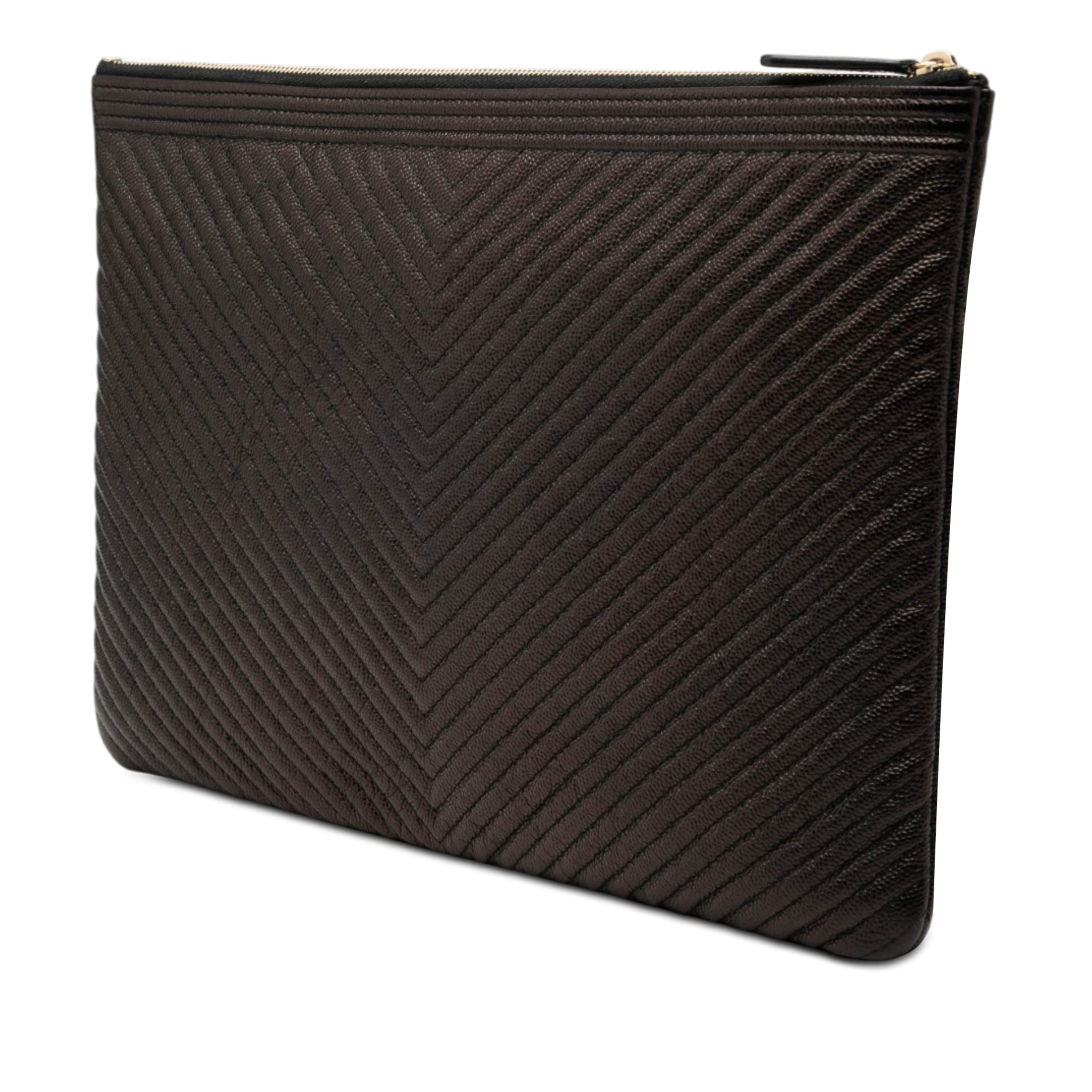 Chanel Large Chevron Iridescent Caviar Boy O Case Clutch, från Luxclusif, i färgen svart. Klicka för att öppna bilden i stort format