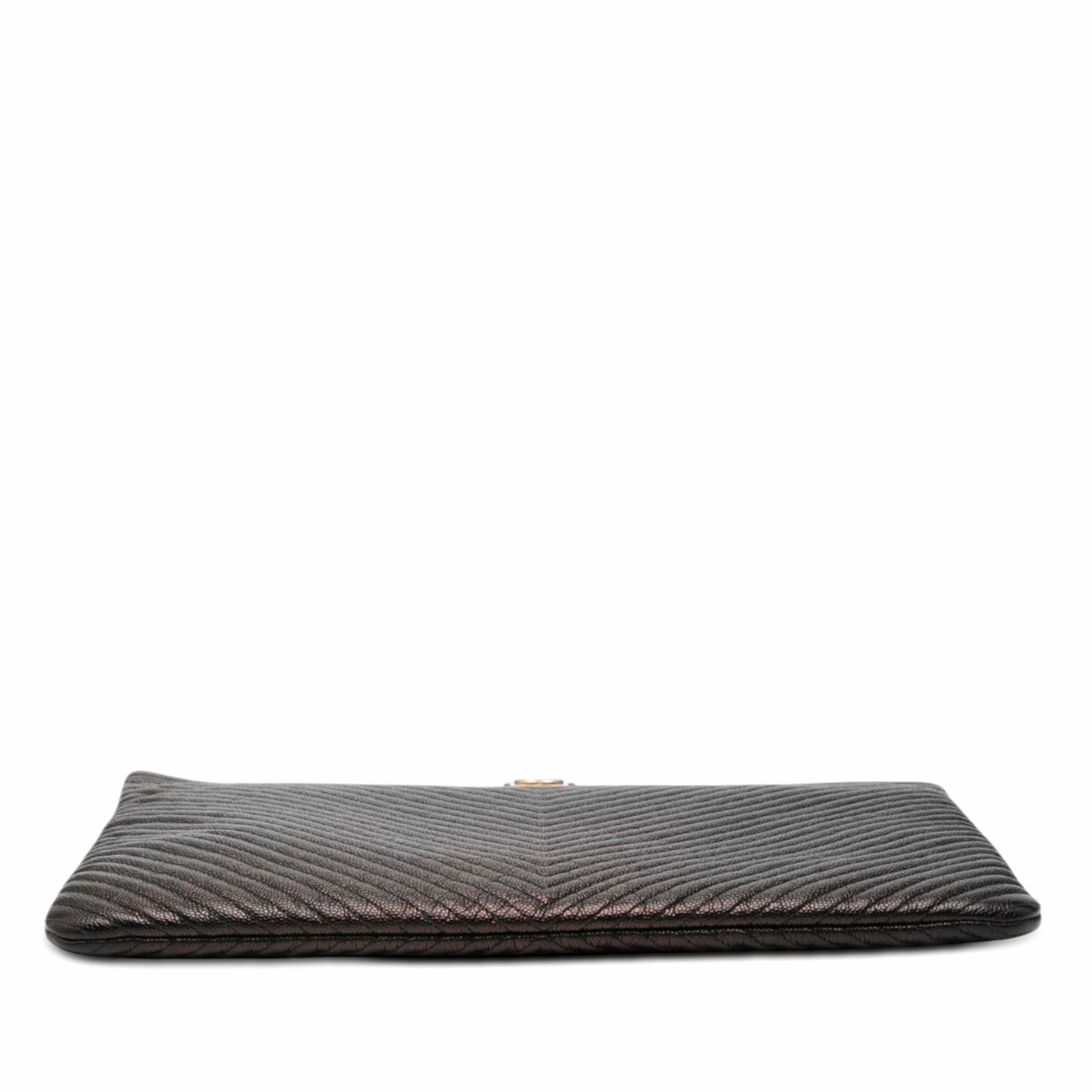 Chanel Large Chevron Iridescent Caviar Boy O Case Clutch, från Luxclusif, i färgen black. Klicka för att öppna bilden i stort format