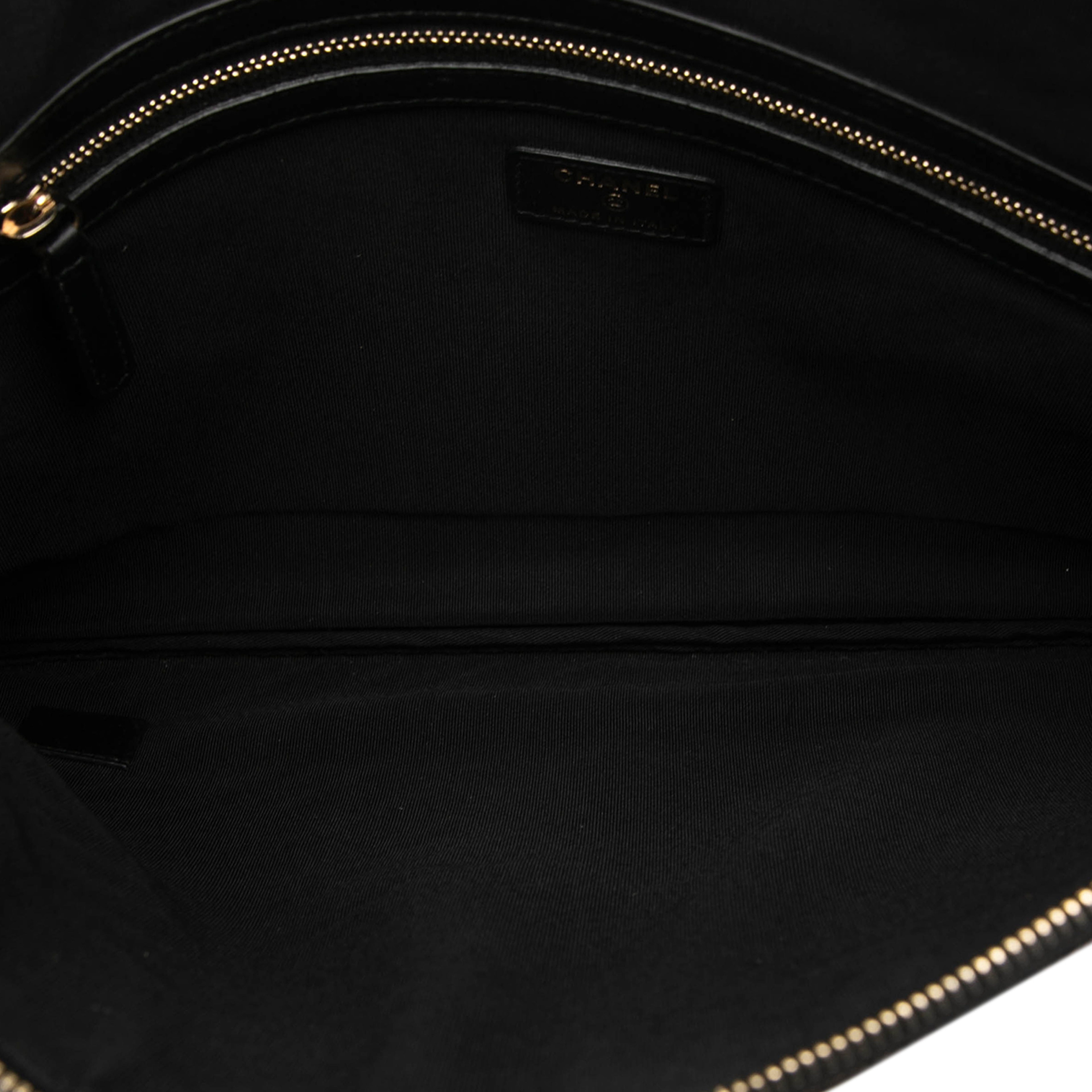 Chanel Large Chevron Iridescent Caviar Boy O Case Clutch, från Luxclusif, i färgen black. Klicka för att öppna bilden i stort format