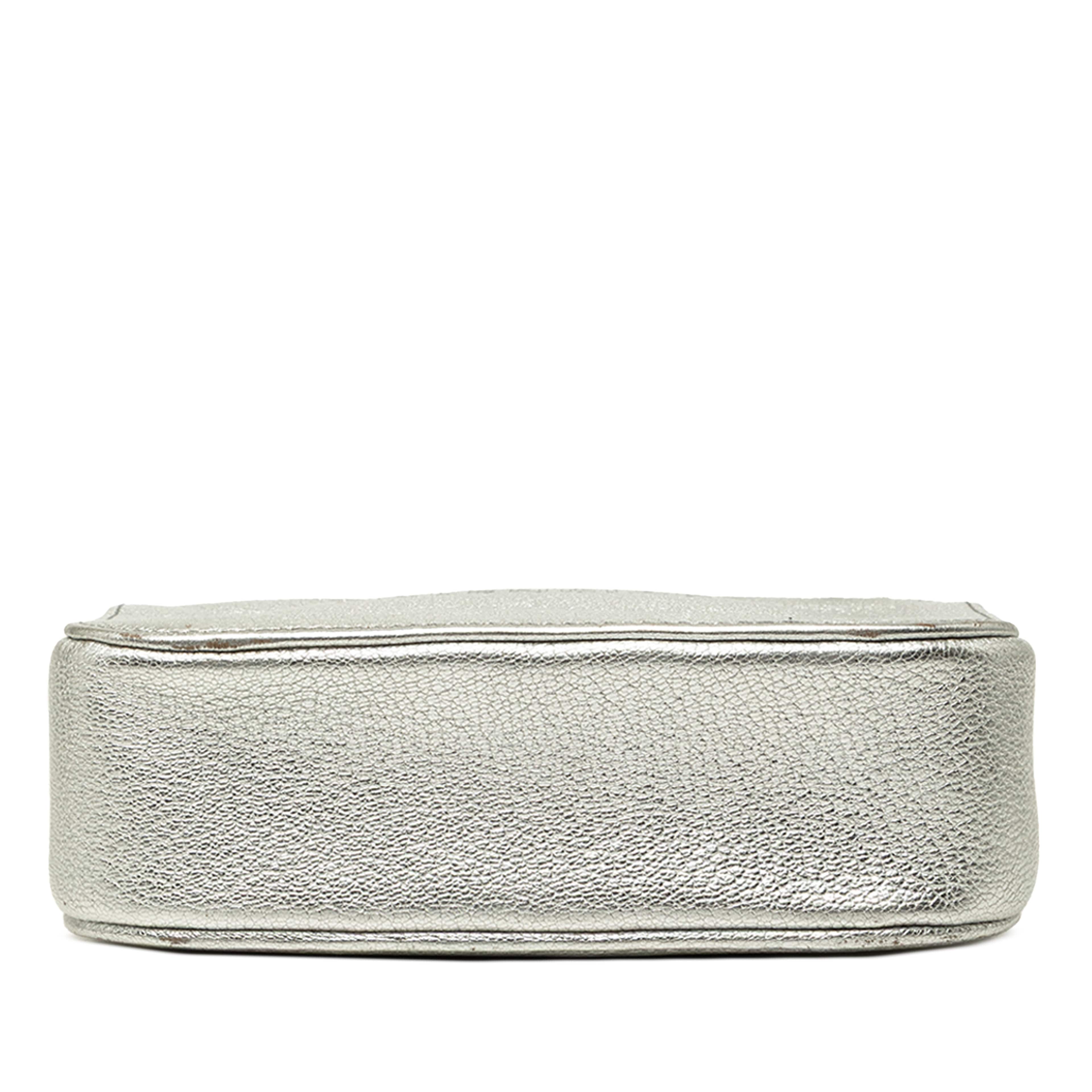 Balenciaga Metallic Leather Everyday Camera Bag Xs, från Luxclusif, i färgen silver. Klicka för att öppna bilden i stort format