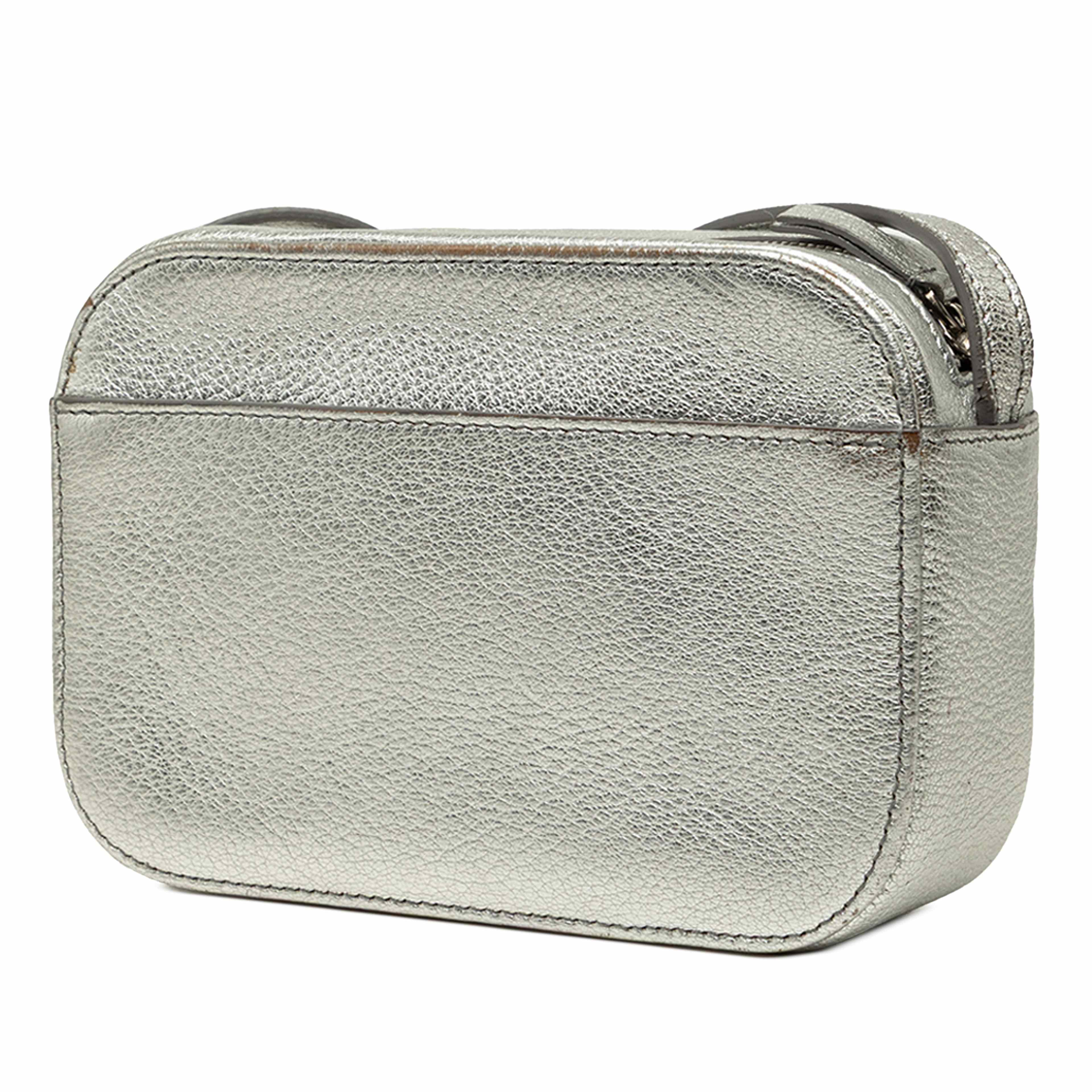 Balenciaga Metallic Leather Everyday Camera Bag Xs, från Luxclusif, i färgen silver. Klicka för att öppna bilden i stort format