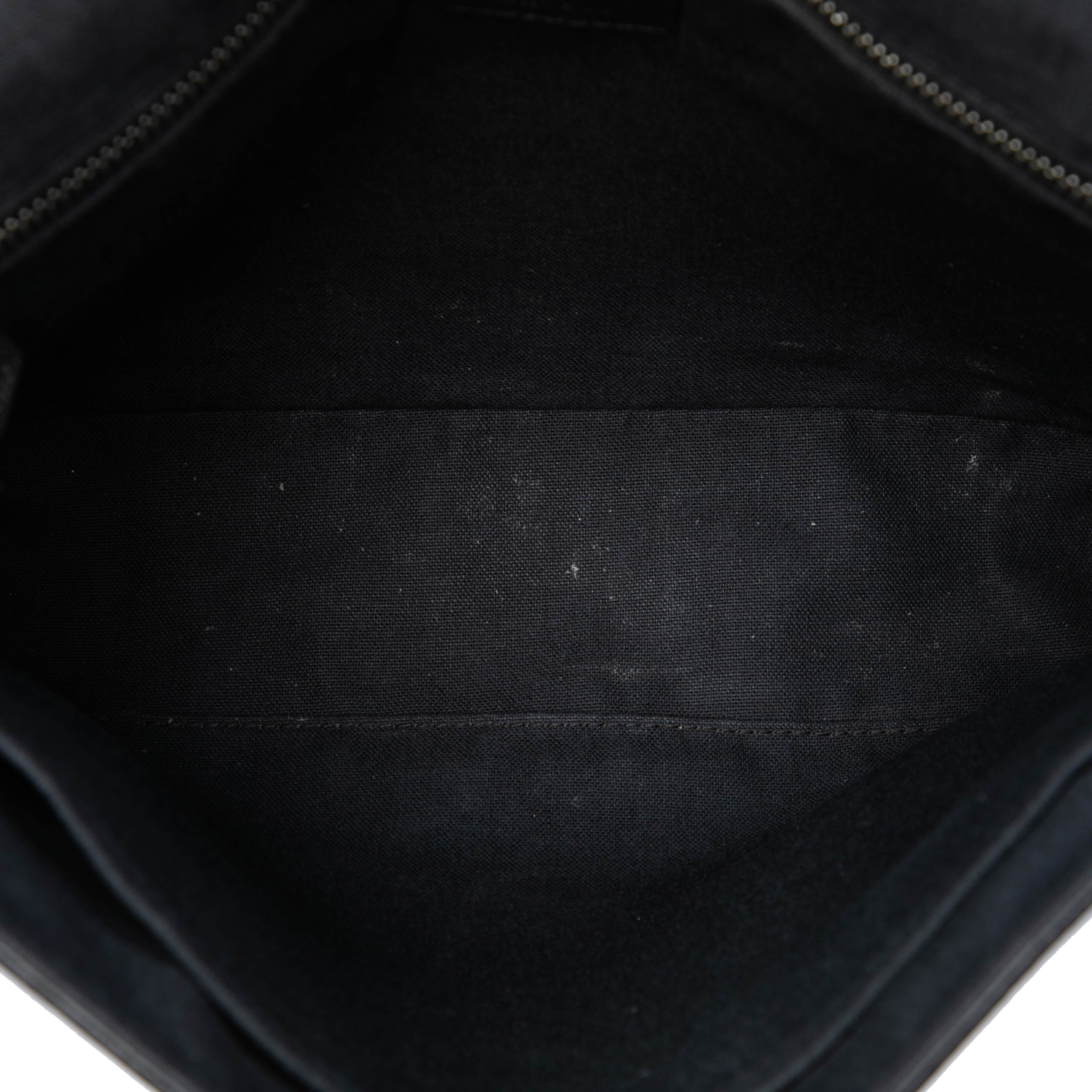 Louis Vuitton Taiga Roman Mm, från Luxclusif, i färgen svart. Klicka för att öppna bilden i stort format