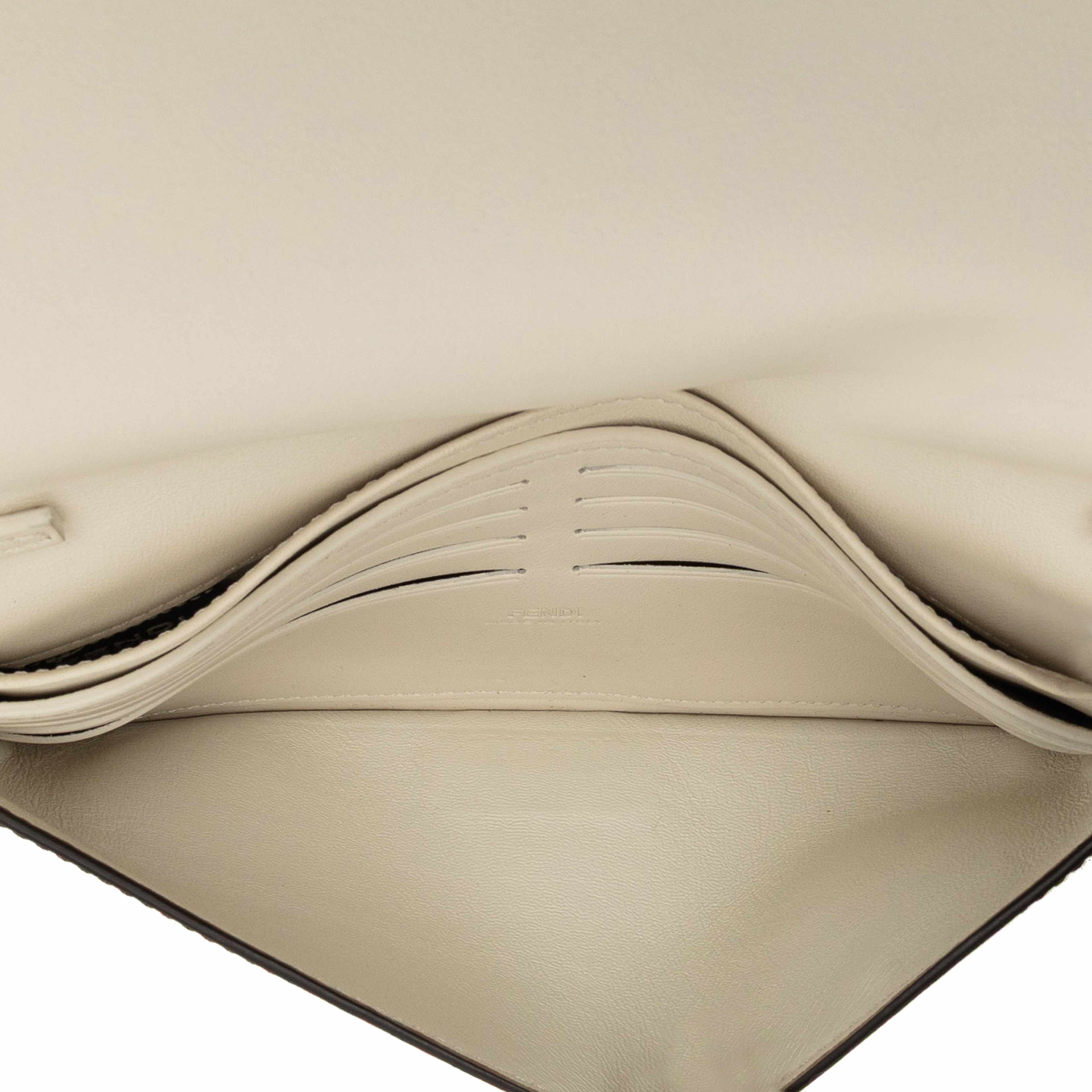 Fendi Leather Peekaboo Chain Clutch, från Luxclusif, i färgen brown. Klicka för att öppna bilden i stort format