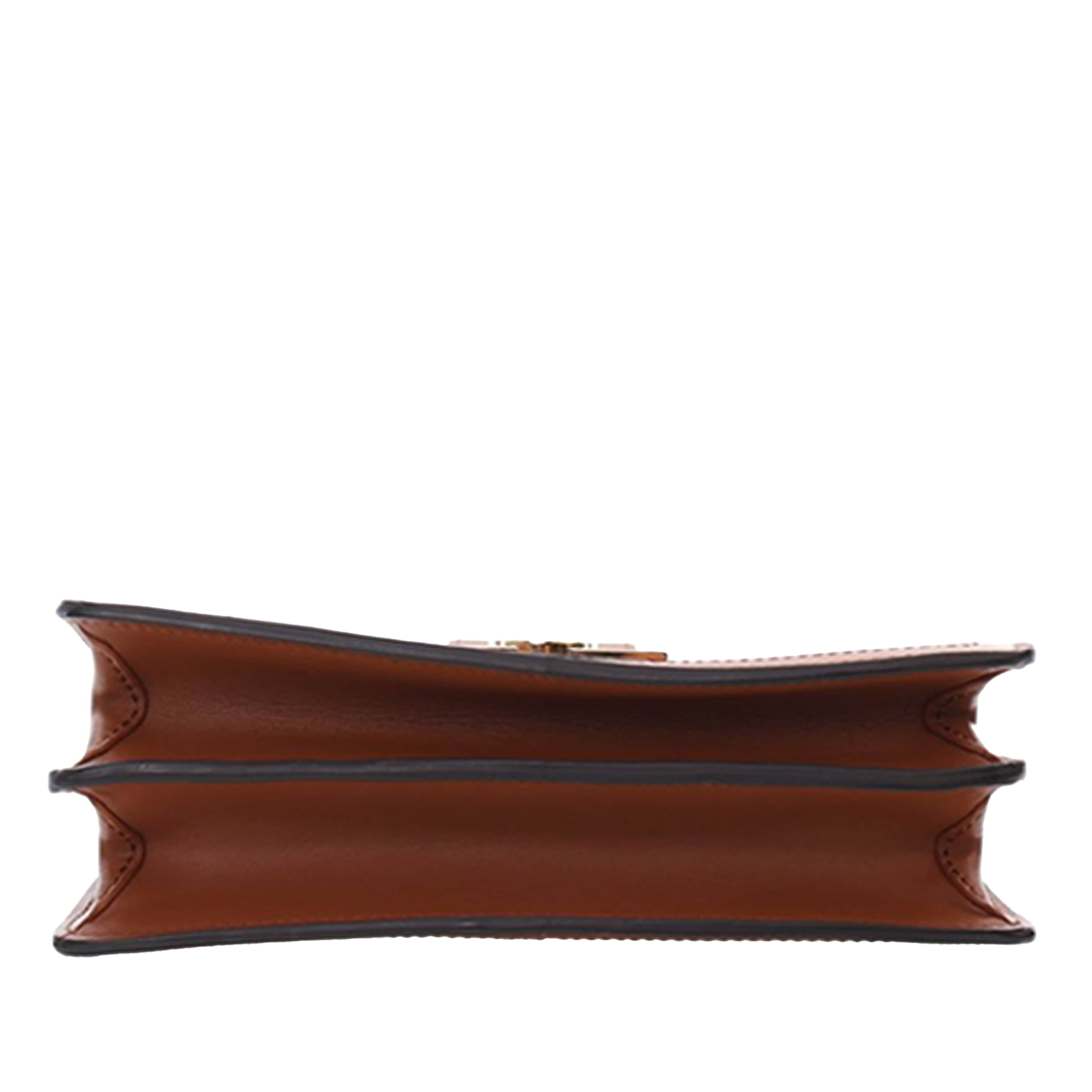 Louis Vuitton Taurillon Dauphine Mm, från Luxclusif, i färgen beige. Klicka för att öppna bilden i stort format