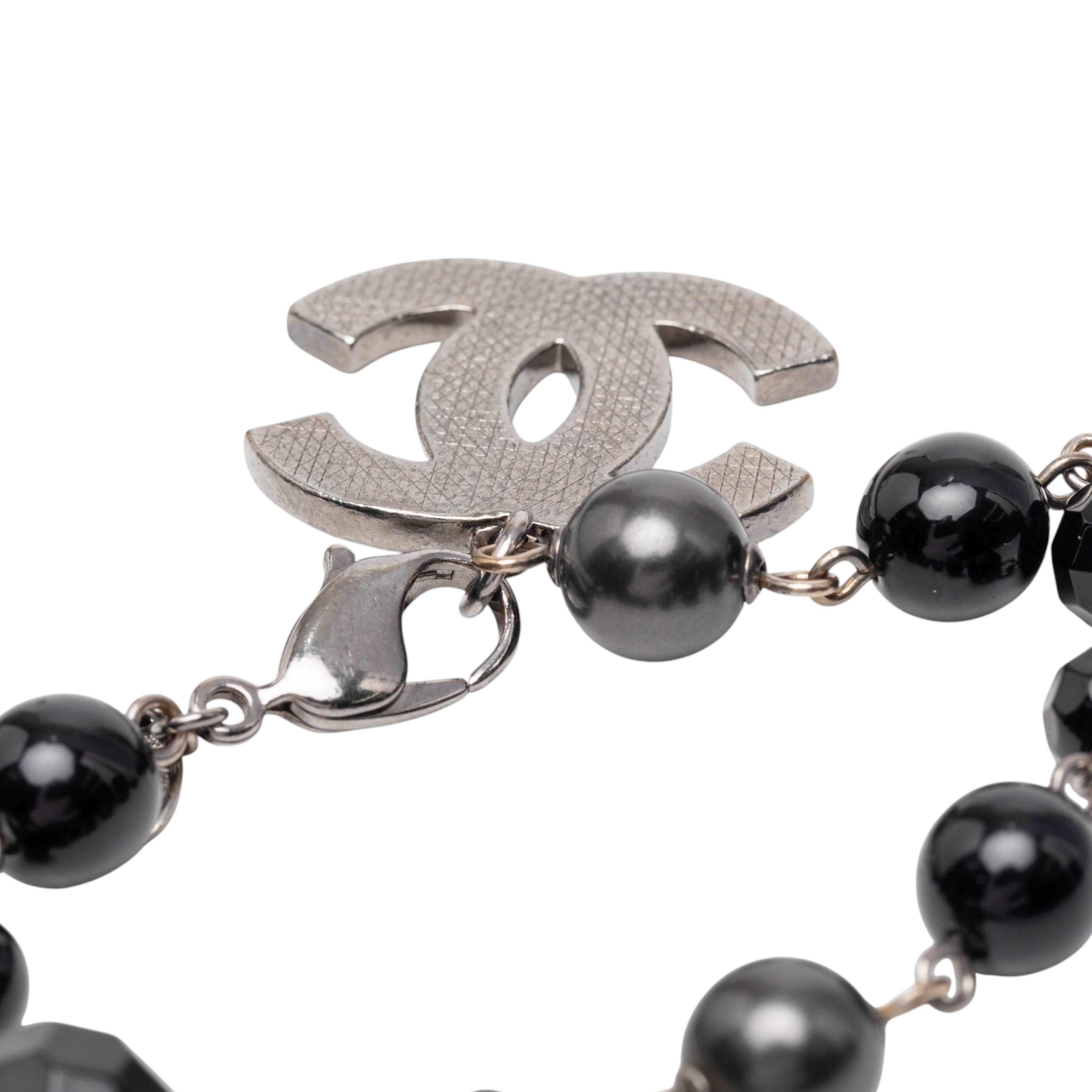 Chanel Silver Plated Cc Faux Pearl Bracelet, från Luxclusif, i färgen silver. Klicka för att öppna bilden i stort format