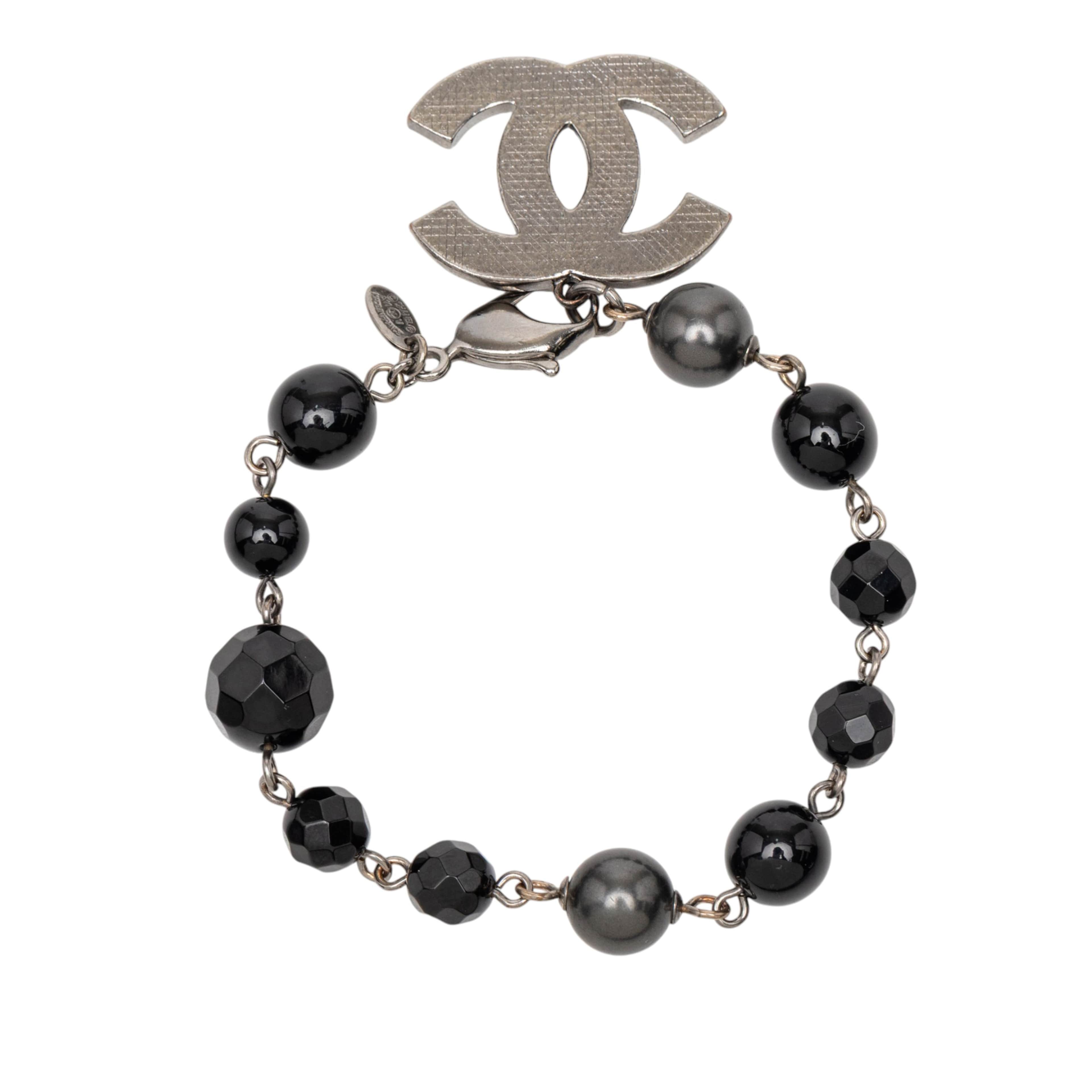 Chanel Silver Plated Cc Faux Pearl Bracelet, från Luxclusif, i färgen silver. Klicka för att öppna bilden i stort format