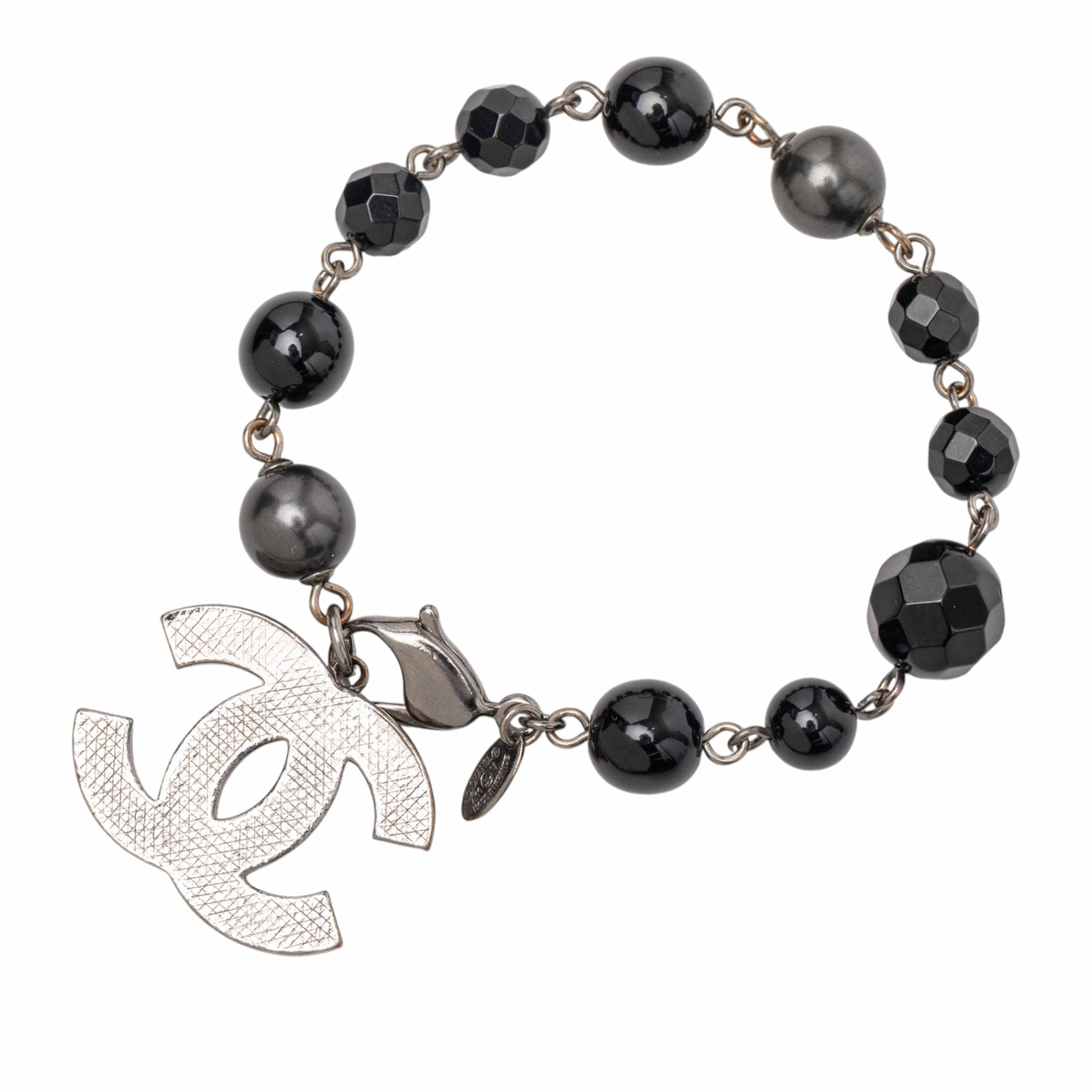 Chanel Silver Plated Cc Faux Pearl Bracelet, från Luxclusif, i färgen silver. Klicka för att öppna bilden i stort format