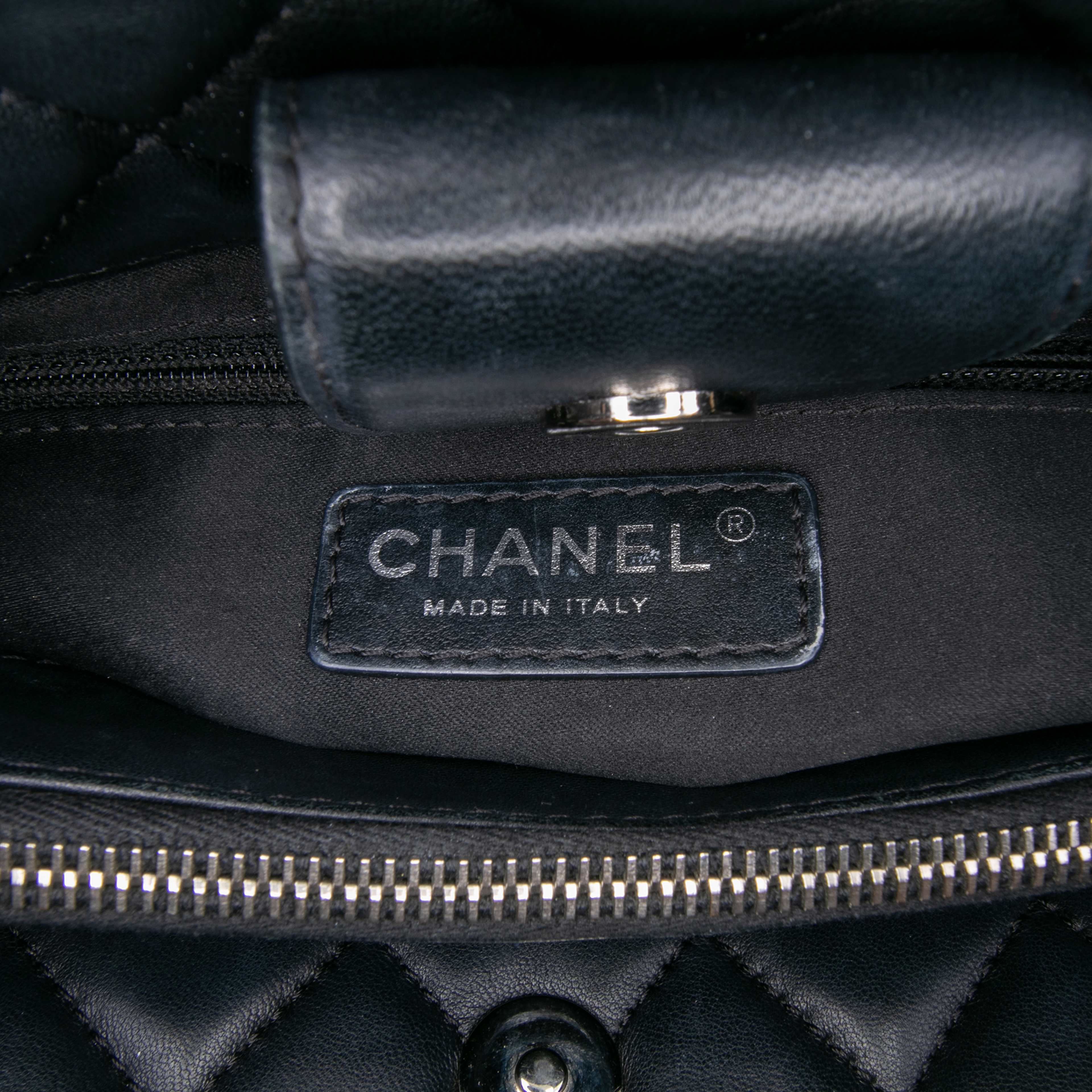 Chanel Quilted Lambskin 7 Tote, från Luxclusif, i färgen black.