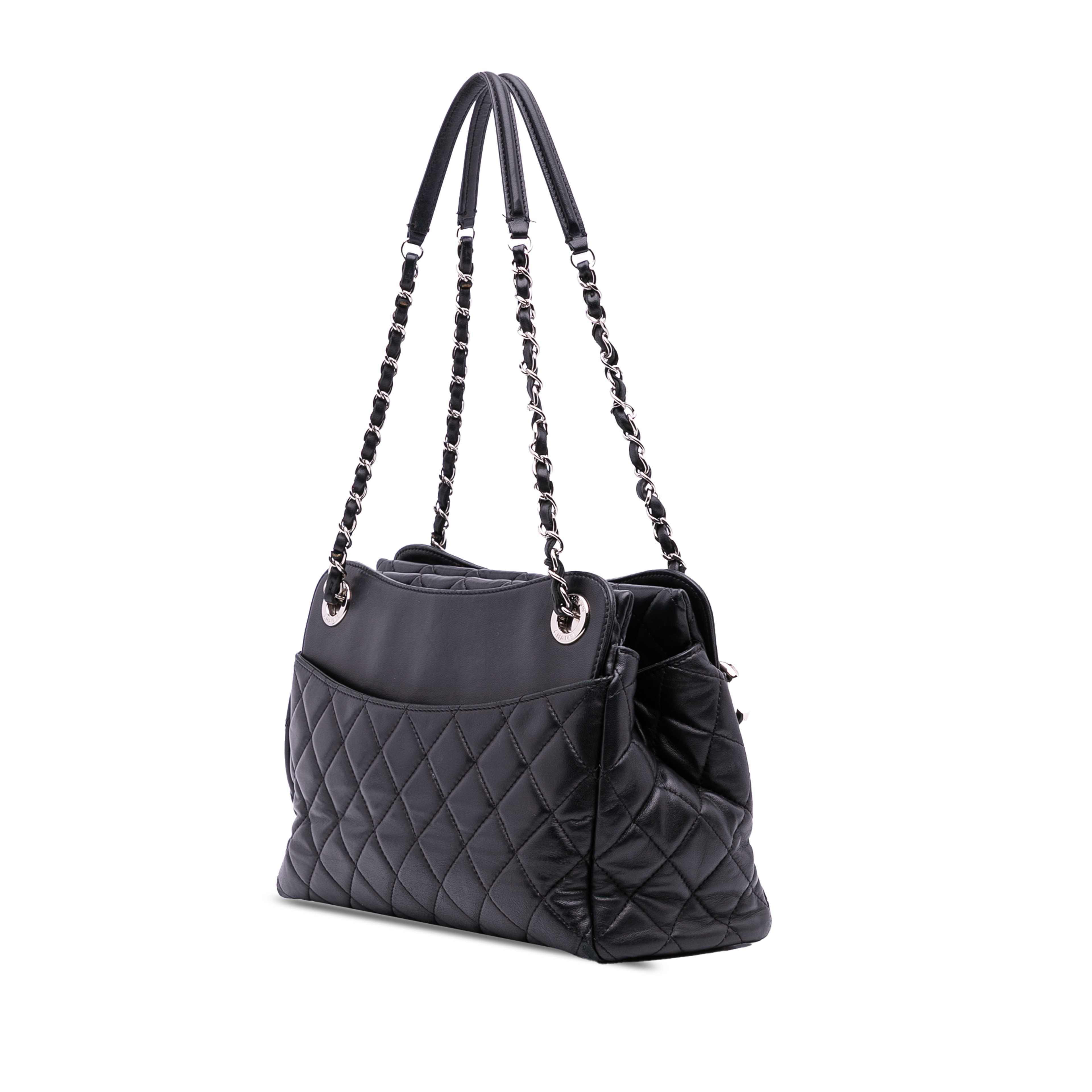 Chanel Quilted Lambskin 7 Tote, från Luxclusif, i färgen black.