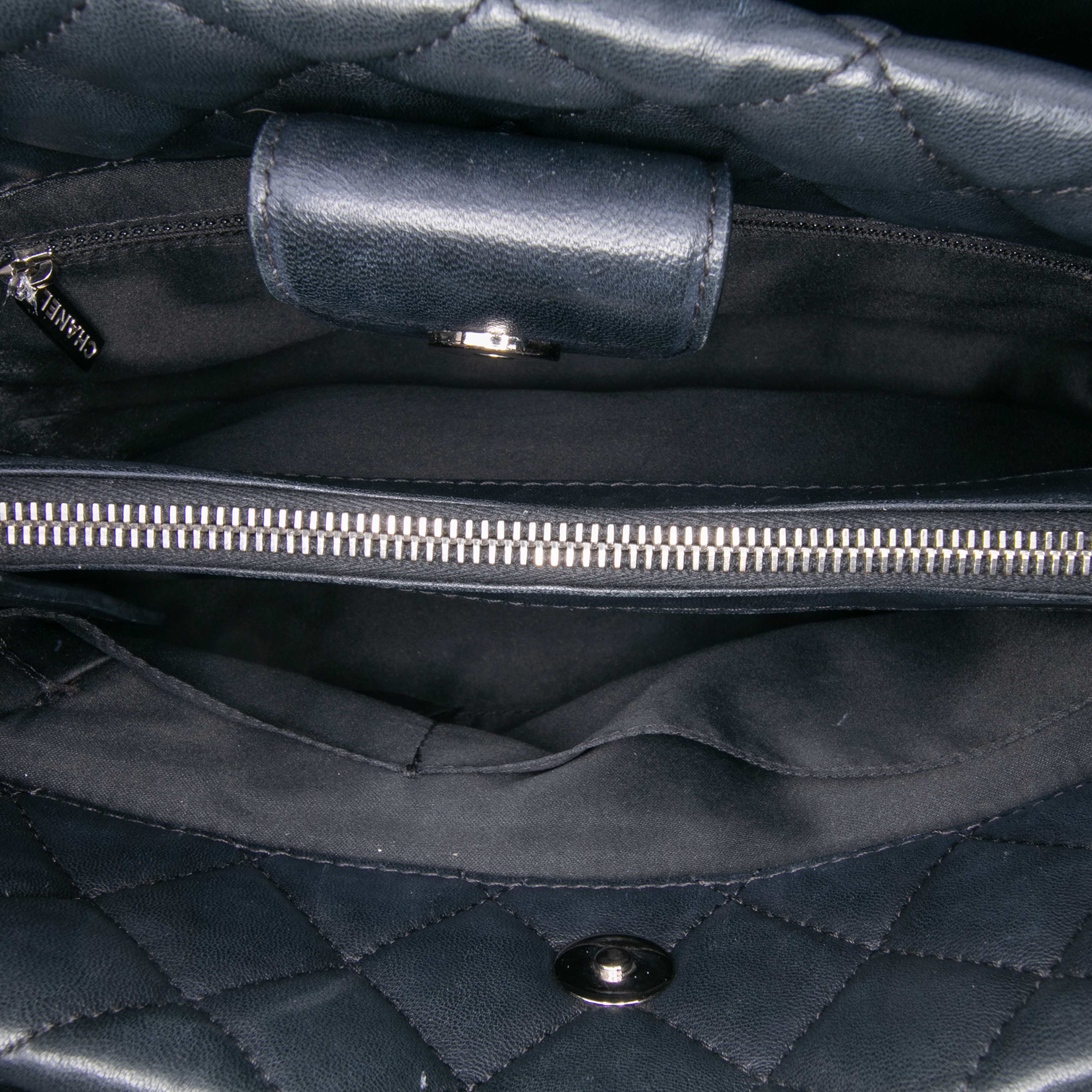 Chanel Quilted Lambskin 7 Tote, från Luxclusif, i färgen black.