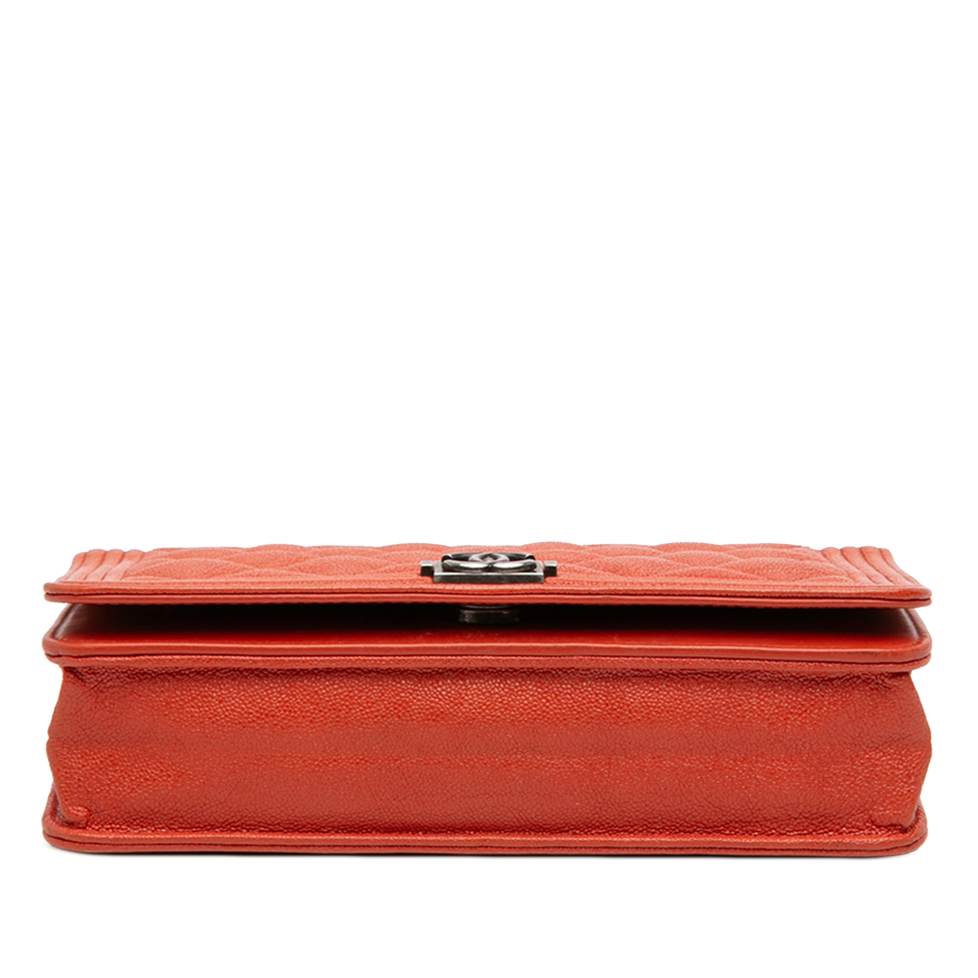 Chanel Quilted Caviar Boy Wallet On Chain, från Luxclusif, i färgen dark orange. Klicka för att öppna bilden i stort format