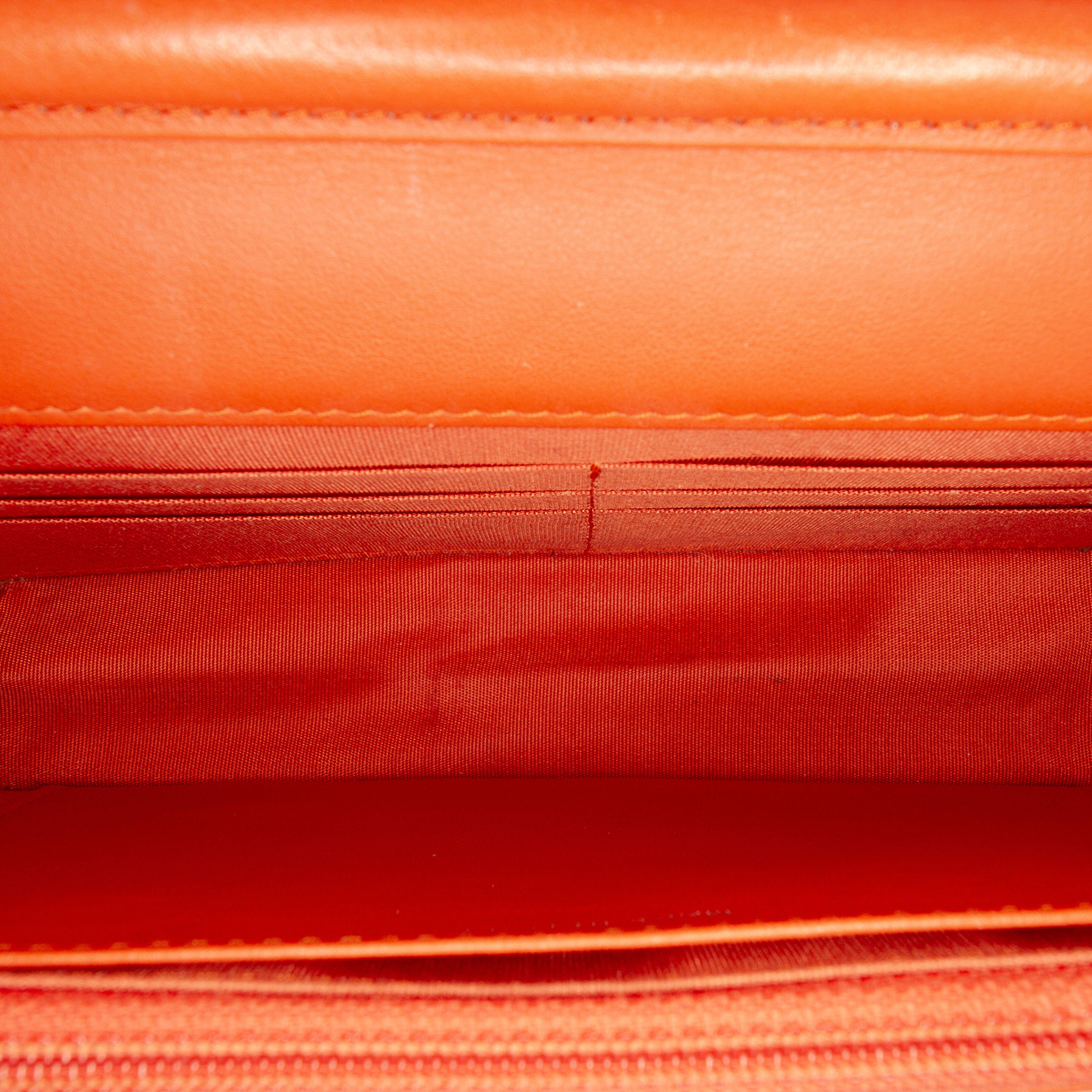 Chanel Quilted Caviar Boy Wallet On Chain, från Luxclusif, i färgen dark orange. Klicka för att öppna bilden i stort format