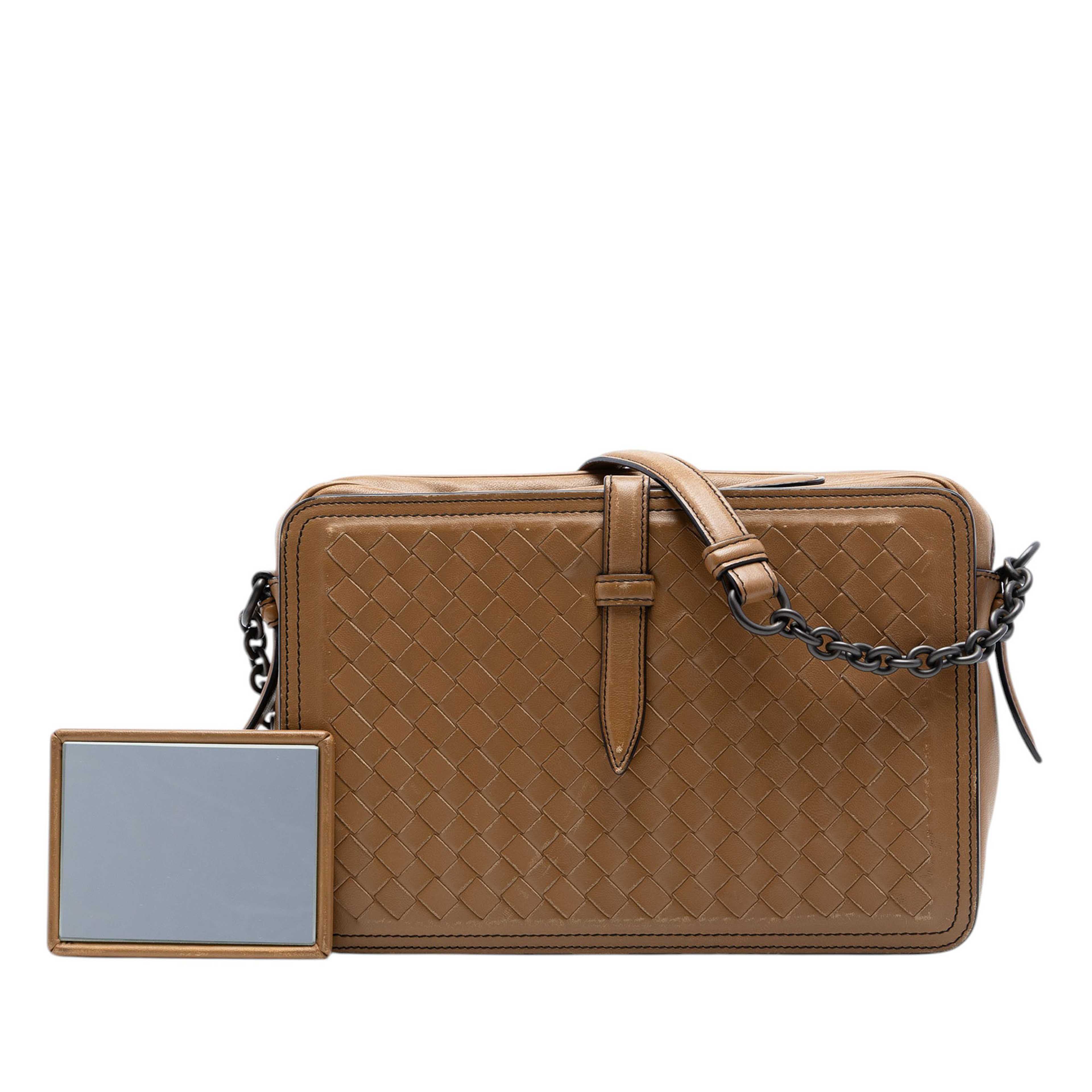 Bottega Veneta Nappa Intrecciato Belt Flap Camera Bag, från Luxclusif, i färgen brun. Klicka för att öppna bilden i stort format