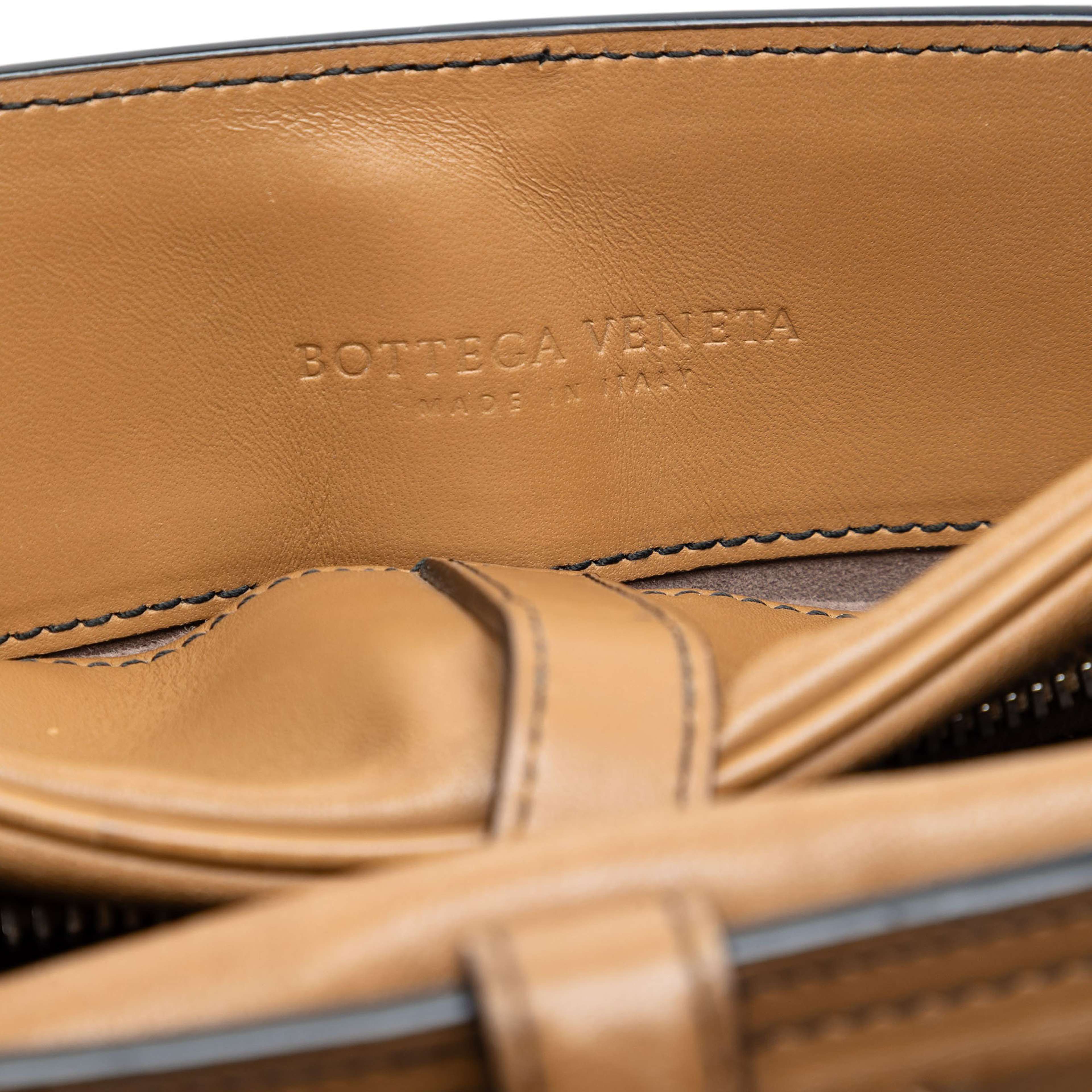 Bottega Veneta Nappa Intrecciato Belt Flap Camera Bag, från Luxclusif, i färgen brown. Klicka för att öppna bilden i stort format