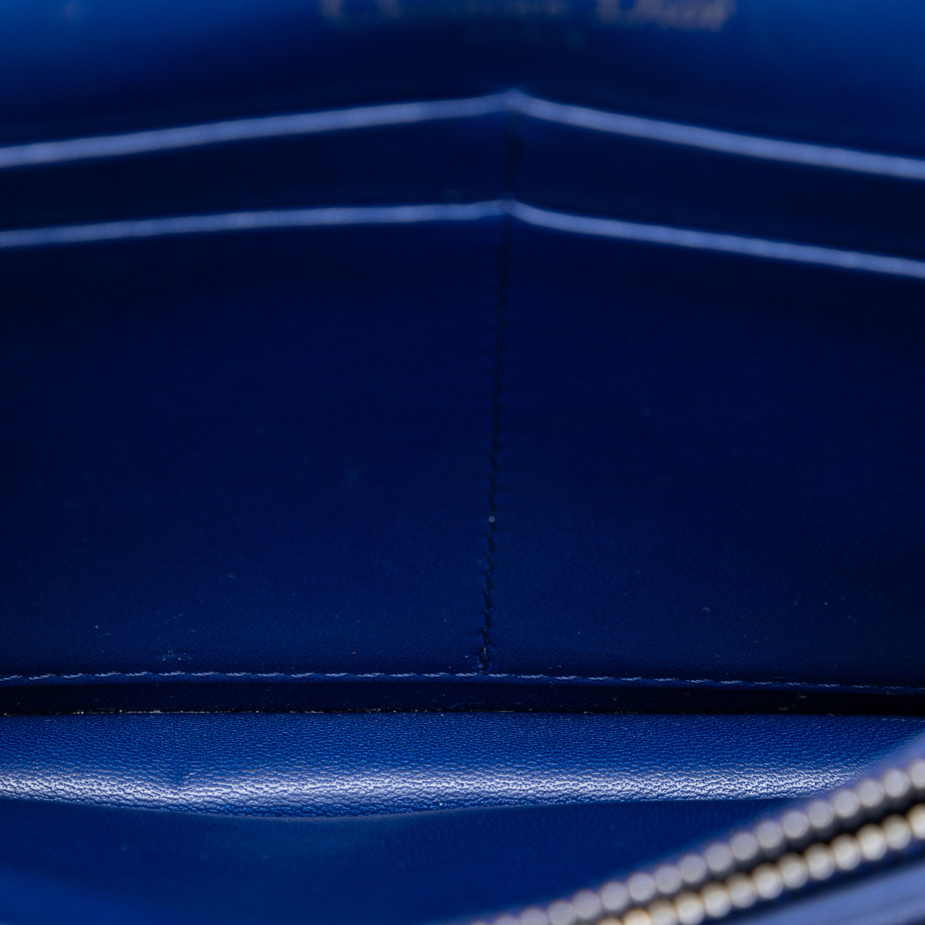 Dior Grained Calfskin Diorama Wallet On Chain, från Luxclusif, i färgen dark blue. Klicka för att öppna bilden i stort format