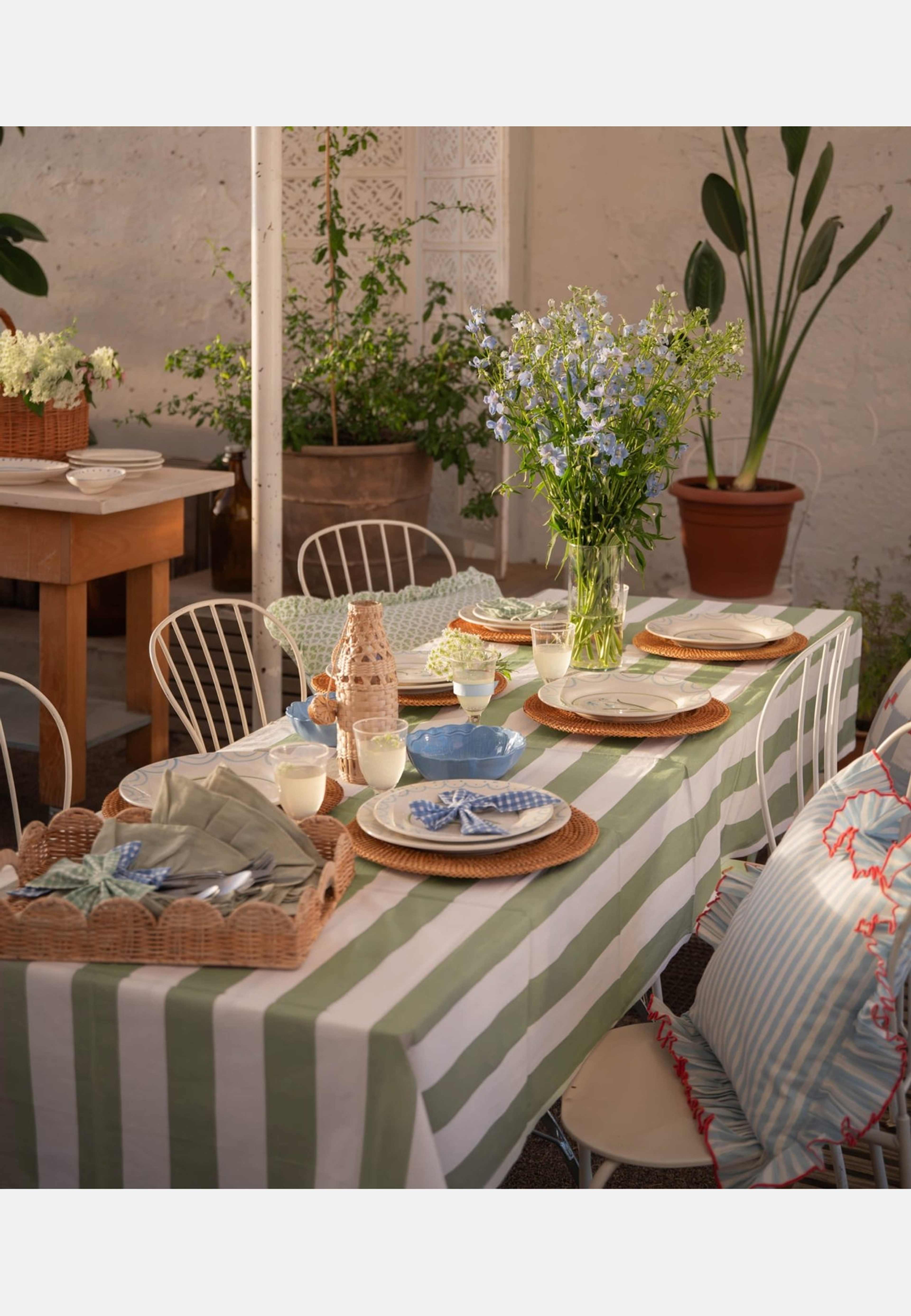 Breton Bordsduk - 150x250 Cm, från Pick A Poppy, i färgen green. Klicka för att öppna bilden i stort format