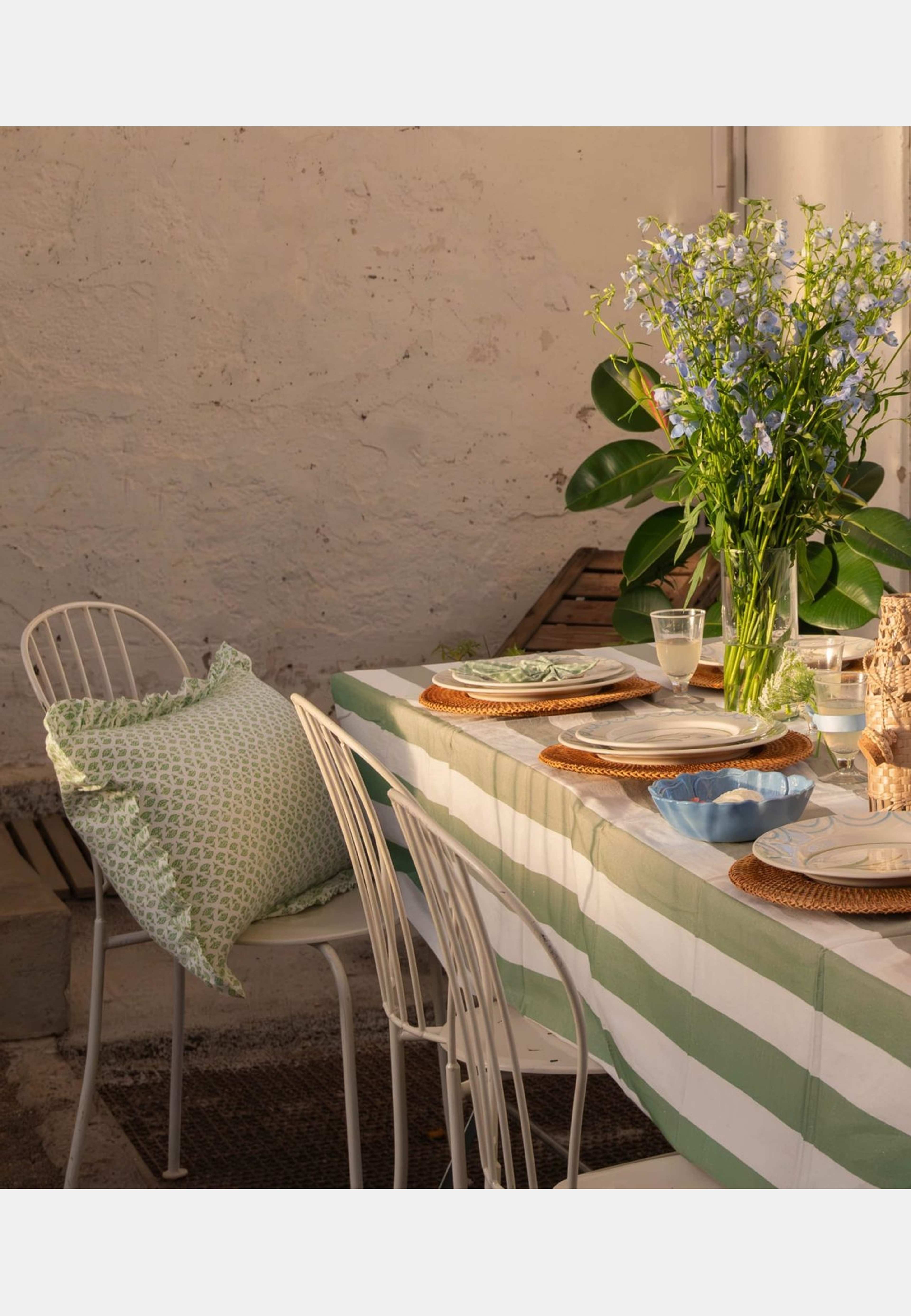 Breton Bordsduk - 150x250 Cm, från Pick A Poppy, i färgen green. Klicka för att öppna bilden i stort format