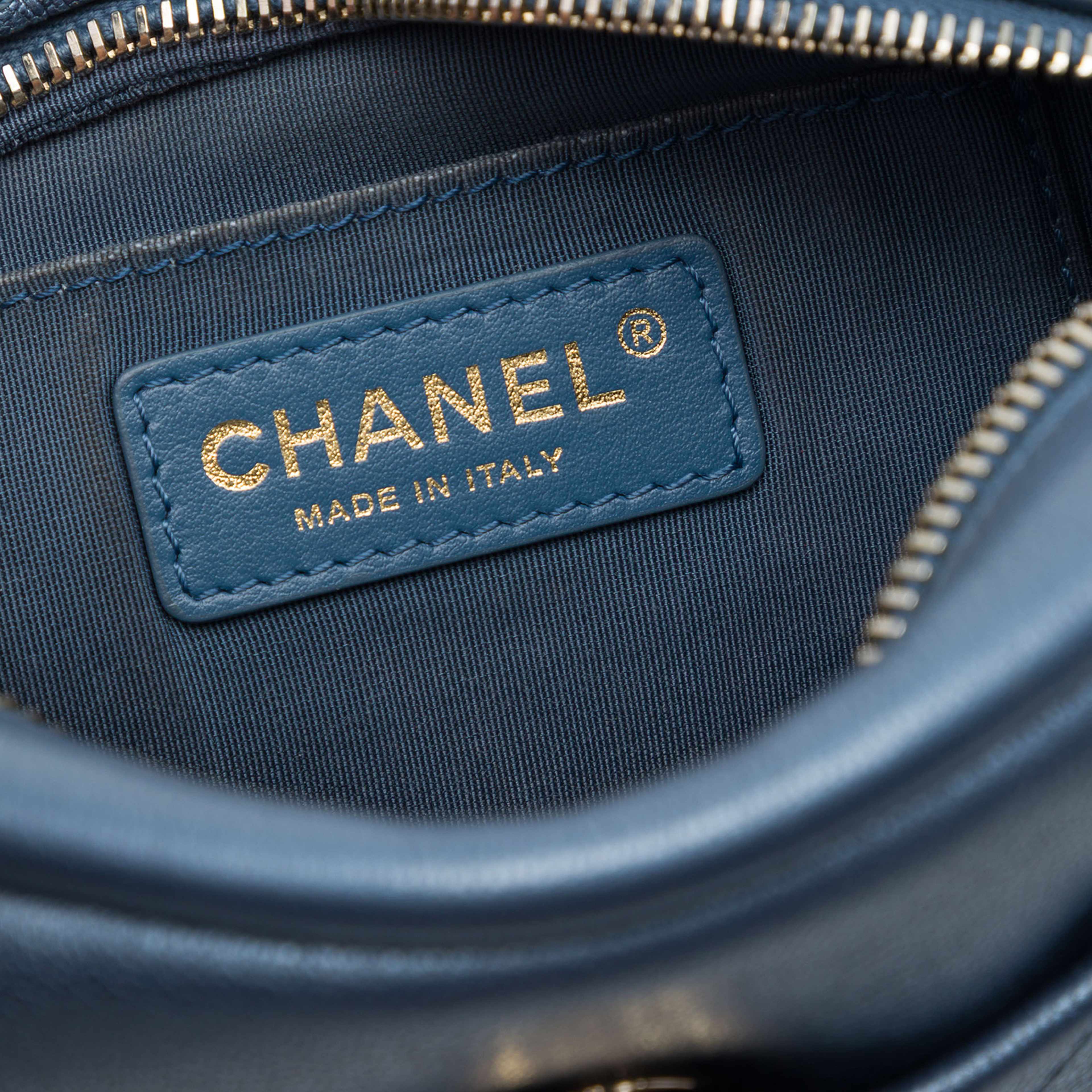 Chanel Small Quilted Metallic Goatskin Casual Trip Camera Bag, från Luxclusif, i färgen blå. Klicka för att öppna bilden i stort format