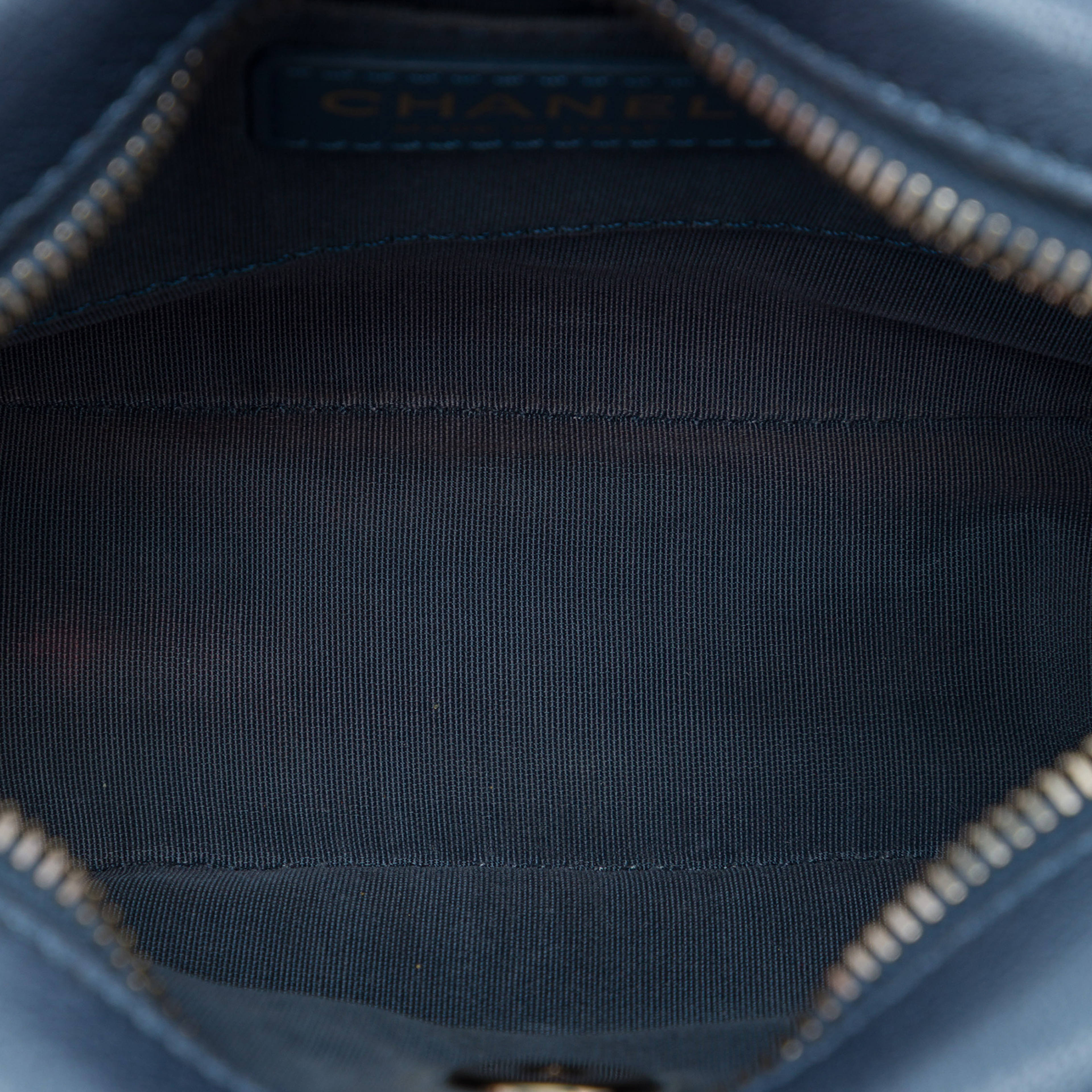 Chanel Small Quilted Metallic Goatskin Casual Trip Camera Bag, från Luxclusif, i färgen blå. Klicka för att öppna bilden i stort format