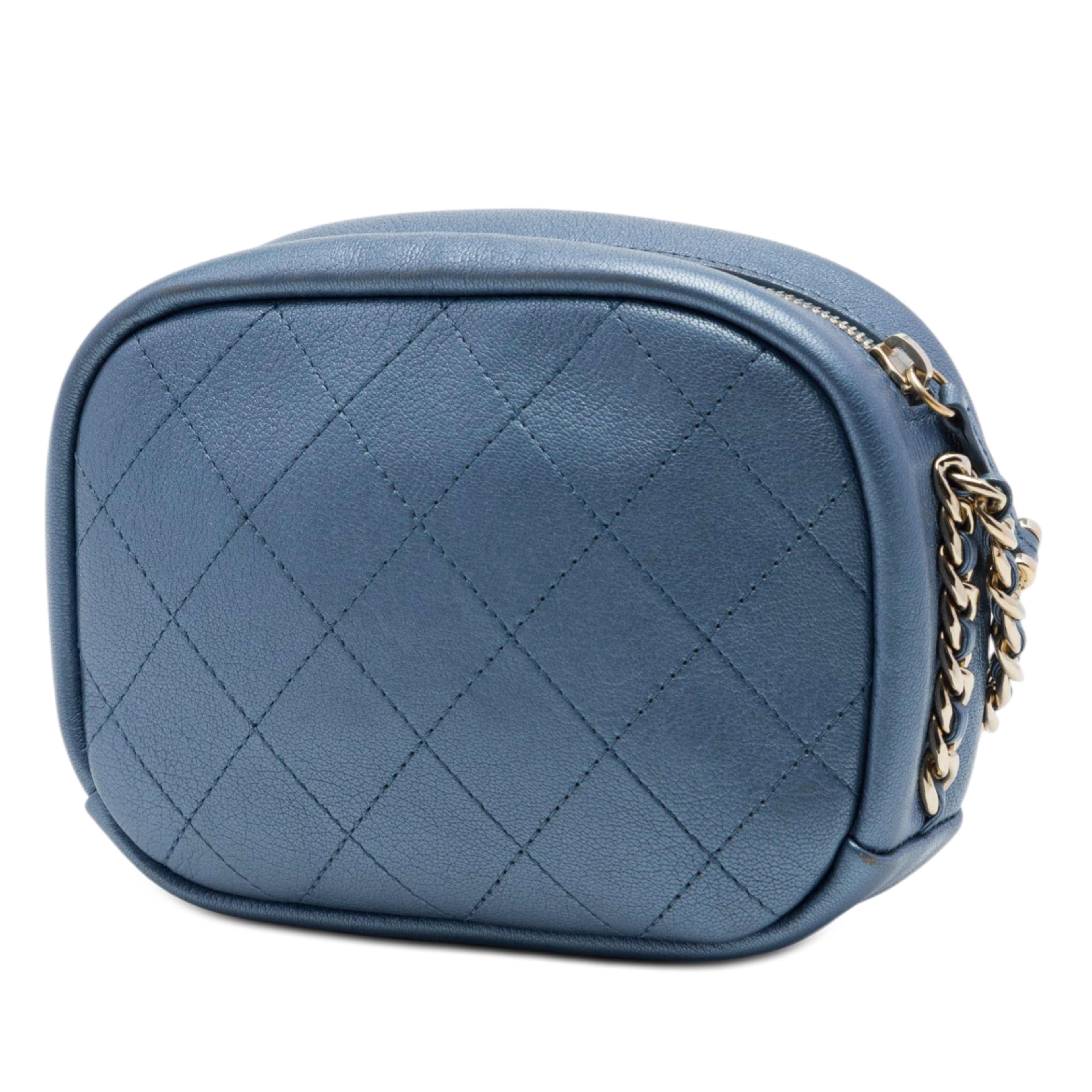 Chanel Small Quilted Metallic Goatskin Casual Trip Camera Bag, från Luxclusif, i färgen blå. Klicka för att öppna bilden i stort format