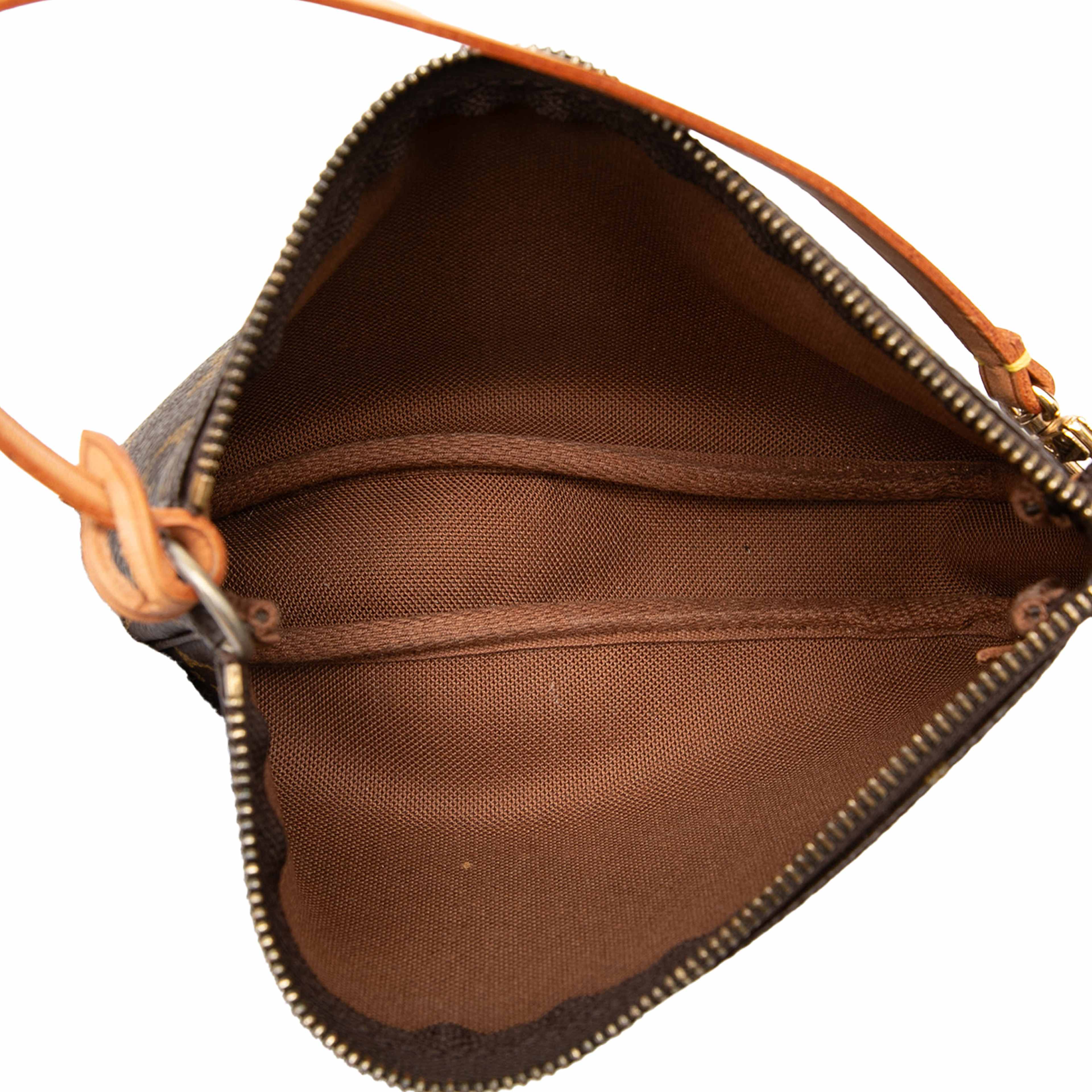 Louis Vuitton Monogram Mini Pochette Accessoires, från Luxclusif, i färgen brown. Klicka för att öppna bilden i stort format