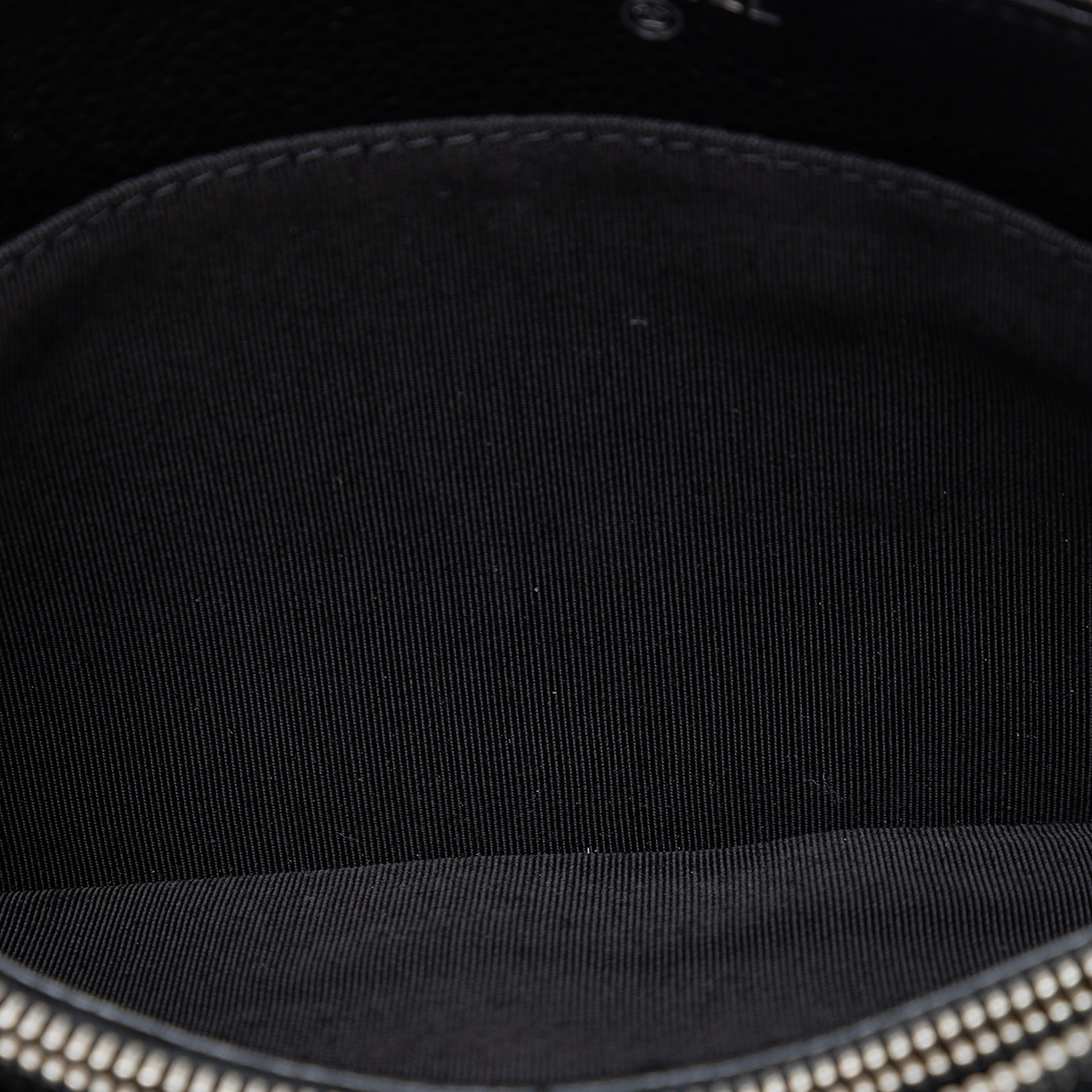 Chanel Small Cc Quilted Caviar Zip Pouch, från Luxclusif, i färgen black. Klicka för att öppna bilden i stort format
