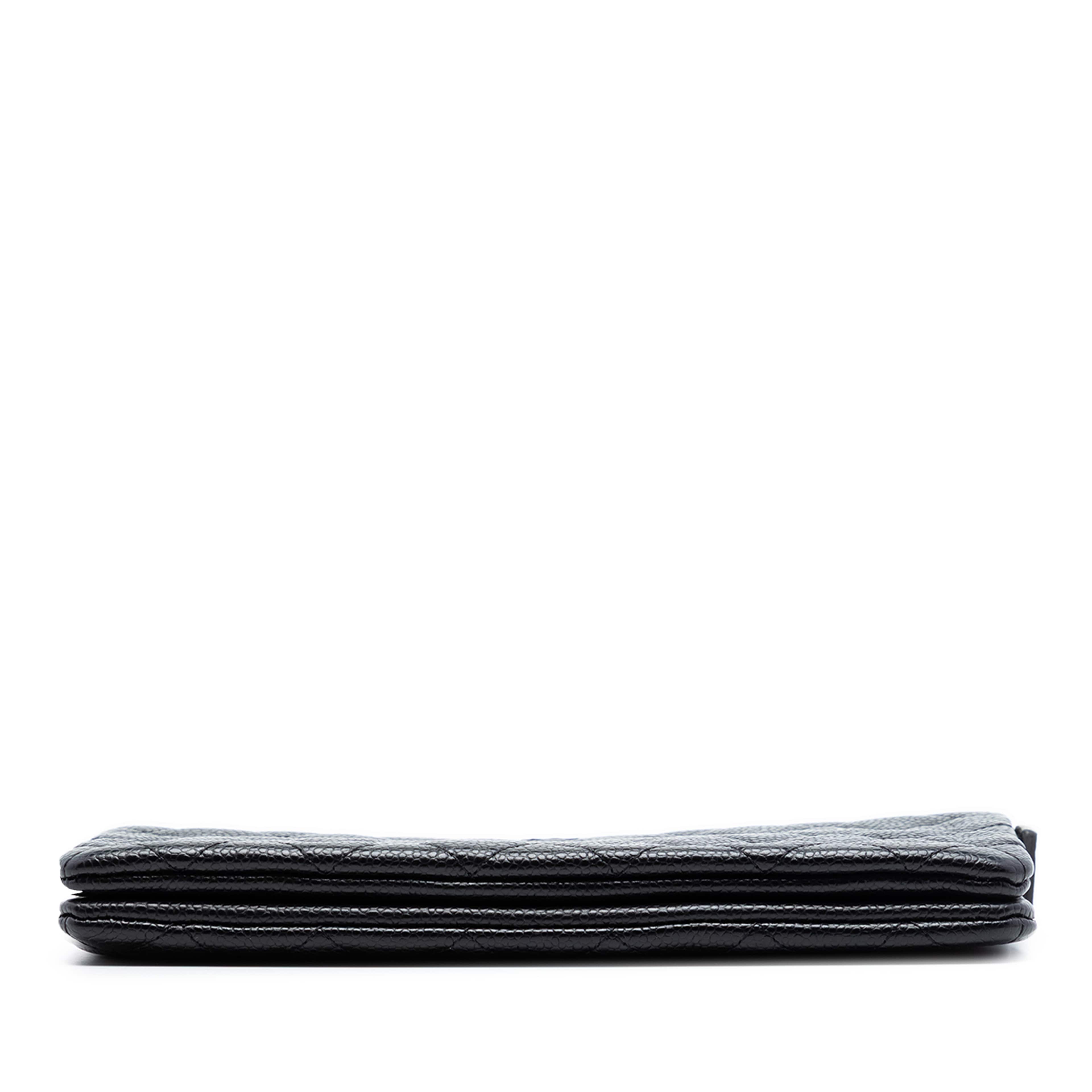 Chanel Small Cc Quilted Caviar Zip Pouch, från Luxclusif, i färgen svart. Klicka för att öppna bilden i stort format