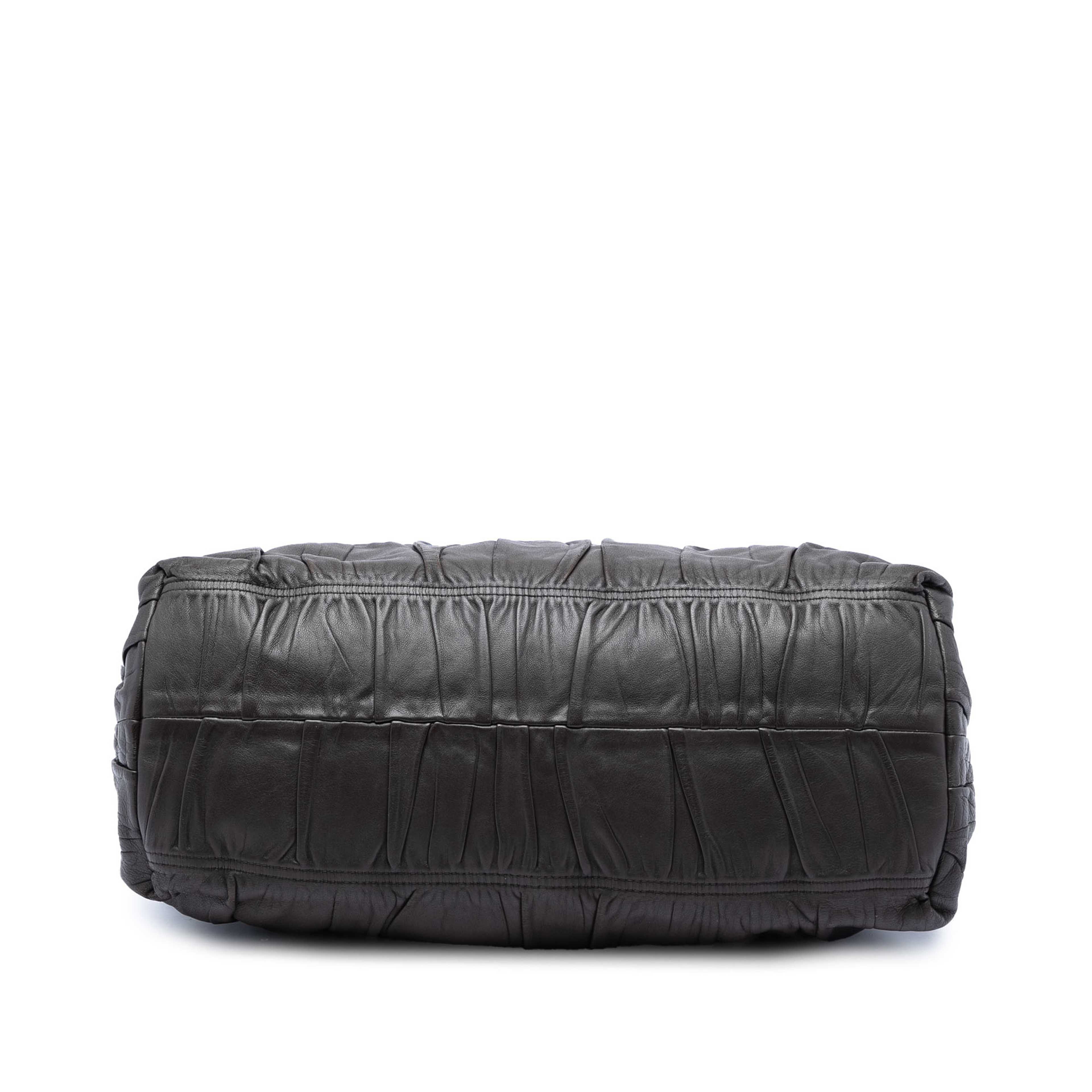 Prada Nappa Gaufre Satchel, från Luxclusif, i färgen dark brown. Klicka för att öppna bilden i stort format
